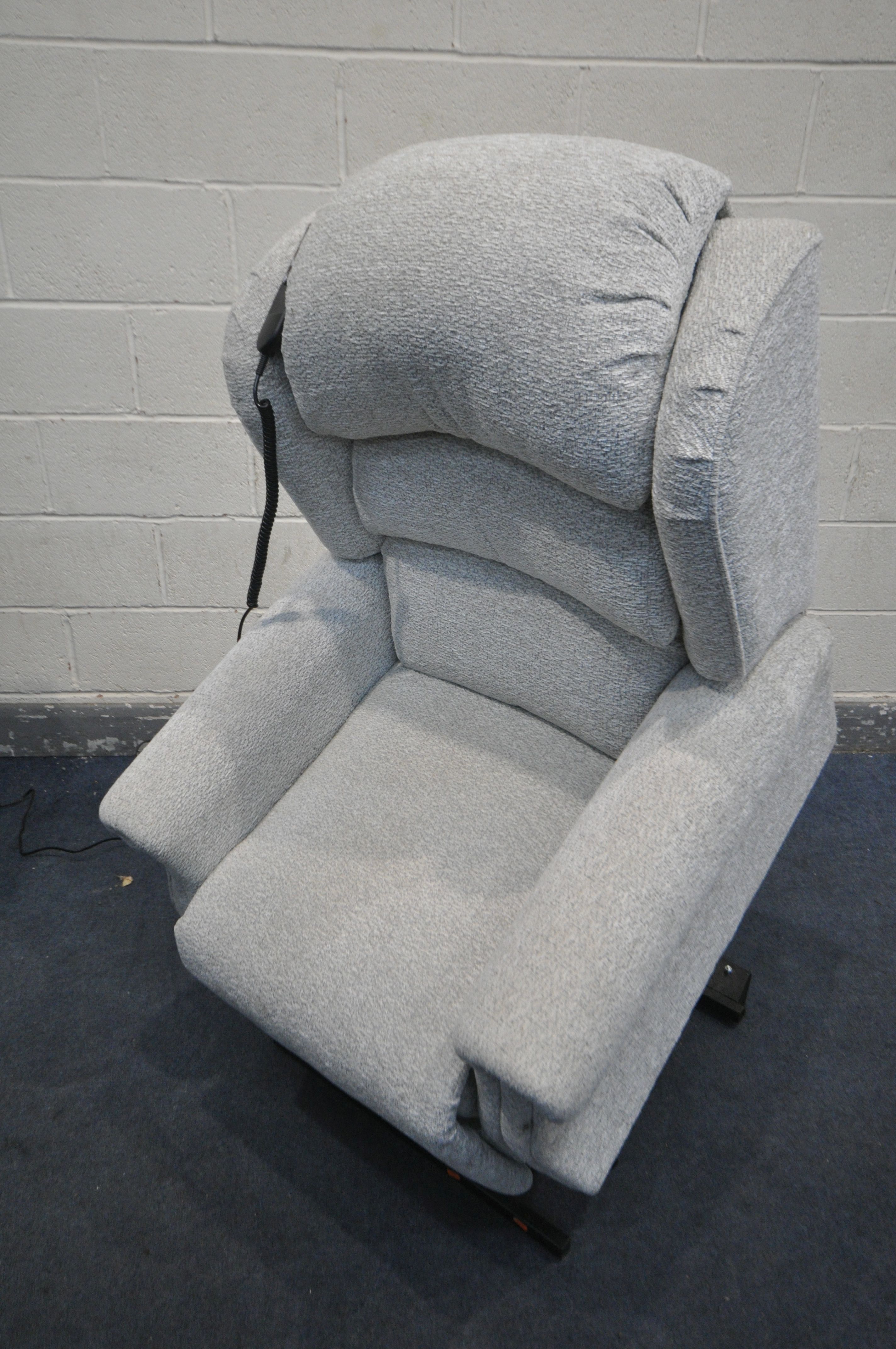 A REPOSE BEIGE UPHOLSTERED ELECTRIC RISE AND RECLINE ARMCHAIR (PAT pass and working) - Image 3 of 3