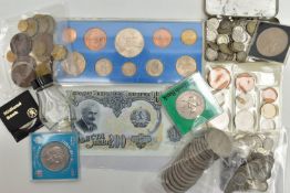 A SMALL CARDBOARD BOX OF COINS AND COMMEMORATIVES, to include over 300 grams of mixed silver 925/.