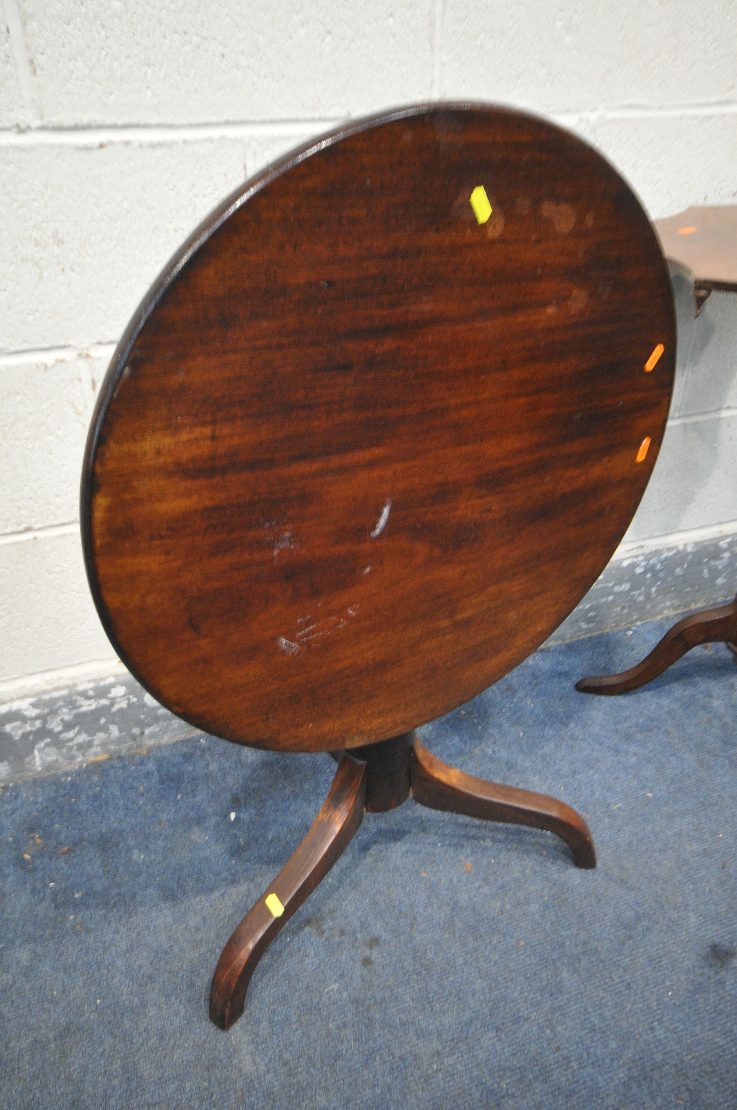 A 19TH CENTURY MAHOGANY TRIPOD TABLE, with a wavy top on a bobbin turned support, diameter 52cm x - Image 4 of 4
