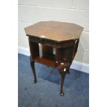 AN EARLY TO MID 20TH CENTURY WALNUT CENTRE TABLE, with a hinged top that's enclosing a baize