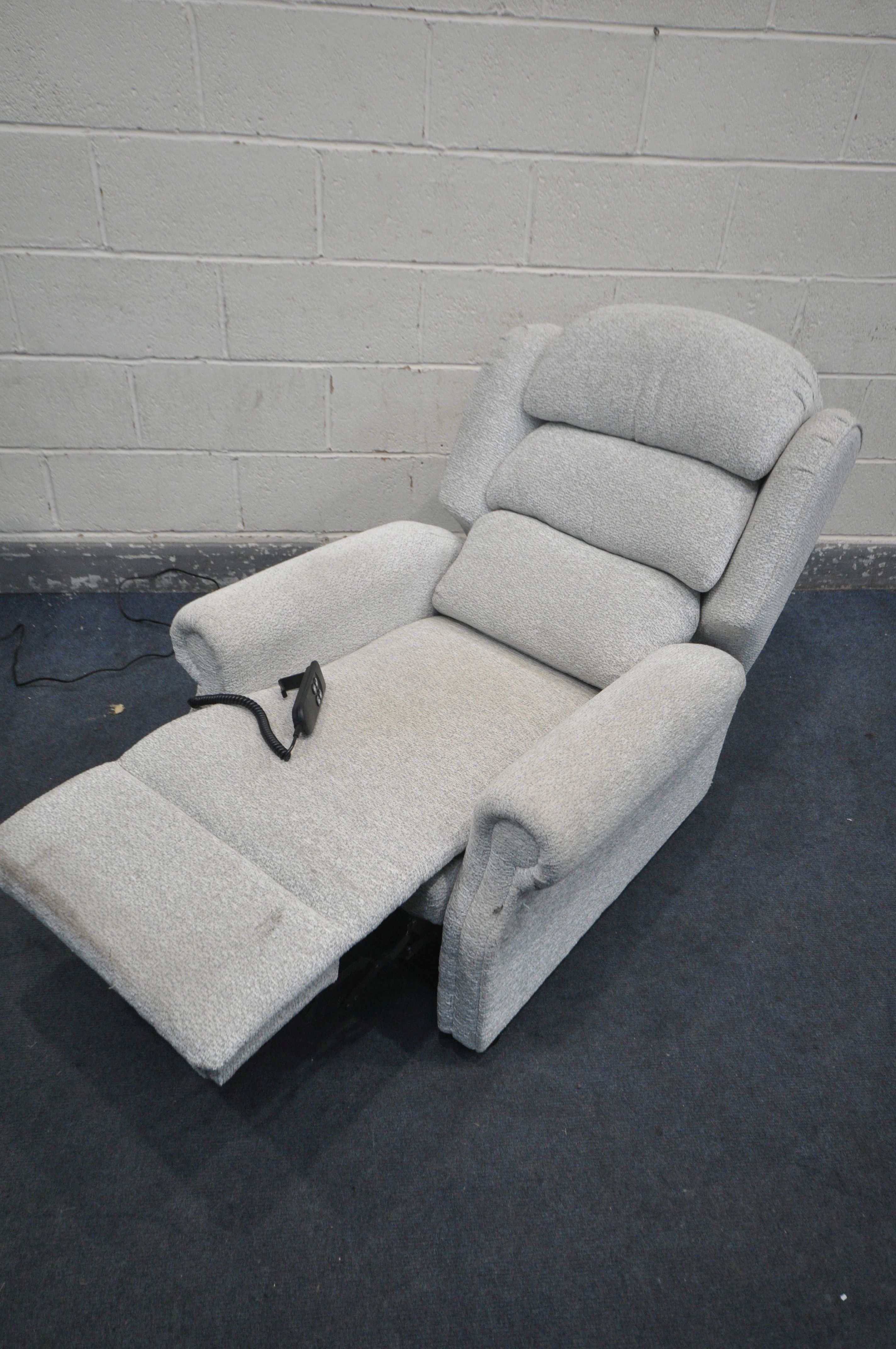 A REPOSE BEIGE UPHOLSTERED ELECTRIC RISE AND RECLINE ARMCHAIR (PAT pass and working) - Image 2 of 3