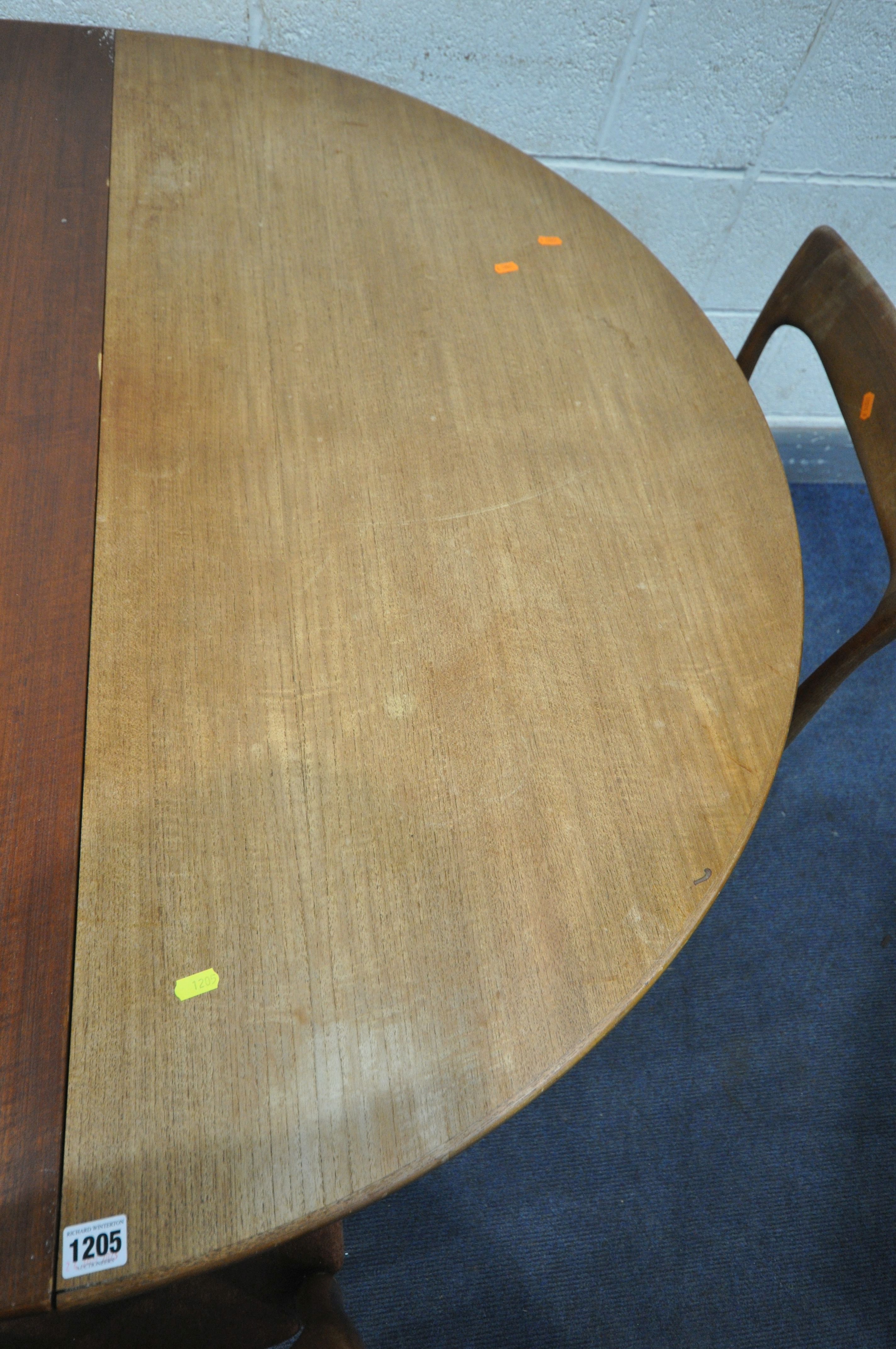 KARL ERIK EKSLESIUS FOR JOC VETLANDA, A MID-CENTURY SCANDINAVIAN CIRCULAR TEAK DINING TABLE, with - Image 6 of 16