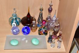 A COLLECTION OF PERFUME BOTTLES AND OTHER DECORATIVE GLASSWARES, to include a blue and clear striped