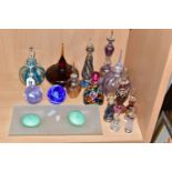 A COLLECTION OF PERFUME BOTTLES AND OTHER DECORATIVE GLASSWARES, to include a blue and clear striped