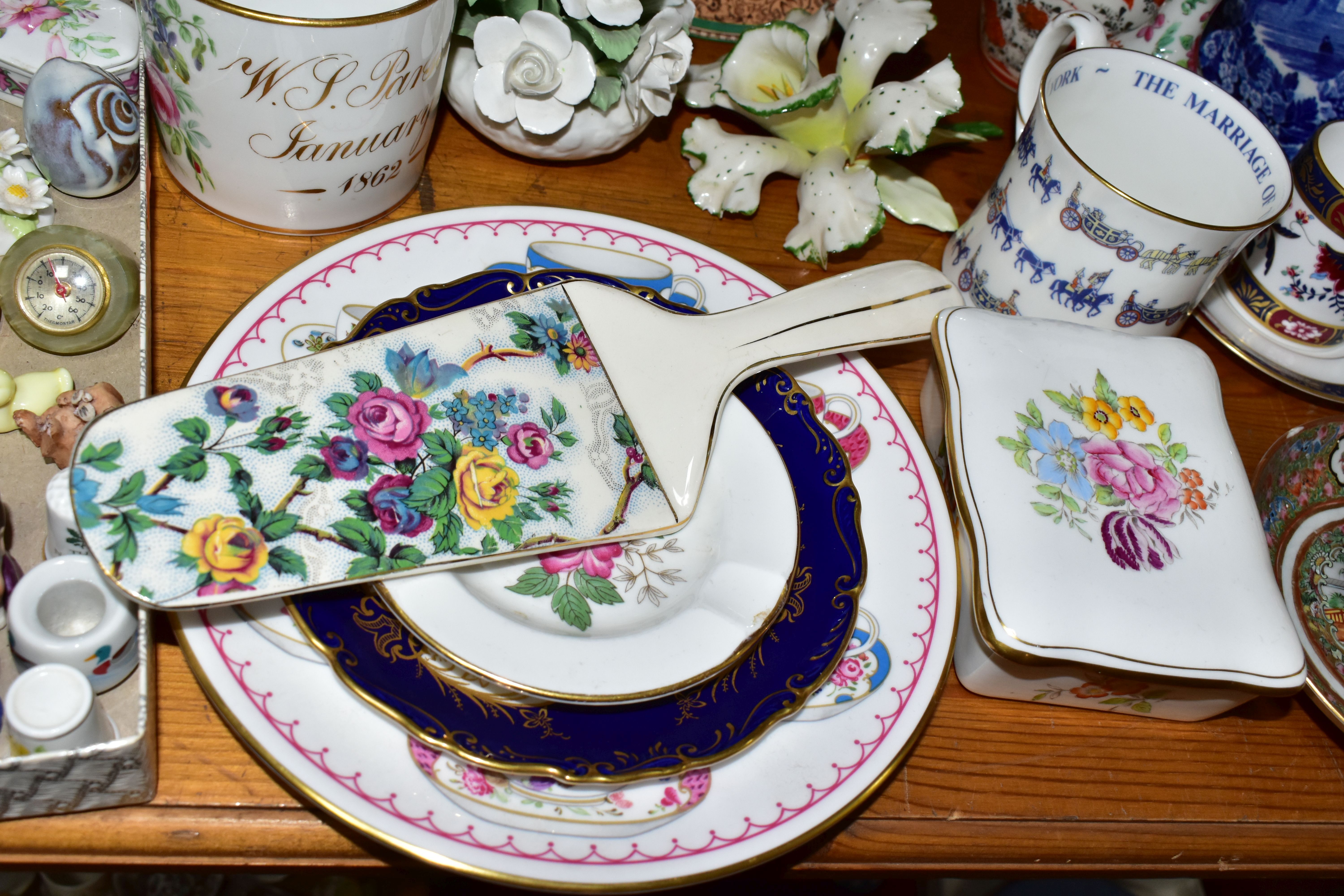 A GROUP OF CERAMICS, to include a Chinese Rose Medallion teacup and saucer (old repair to handle, - Image 6 of 9