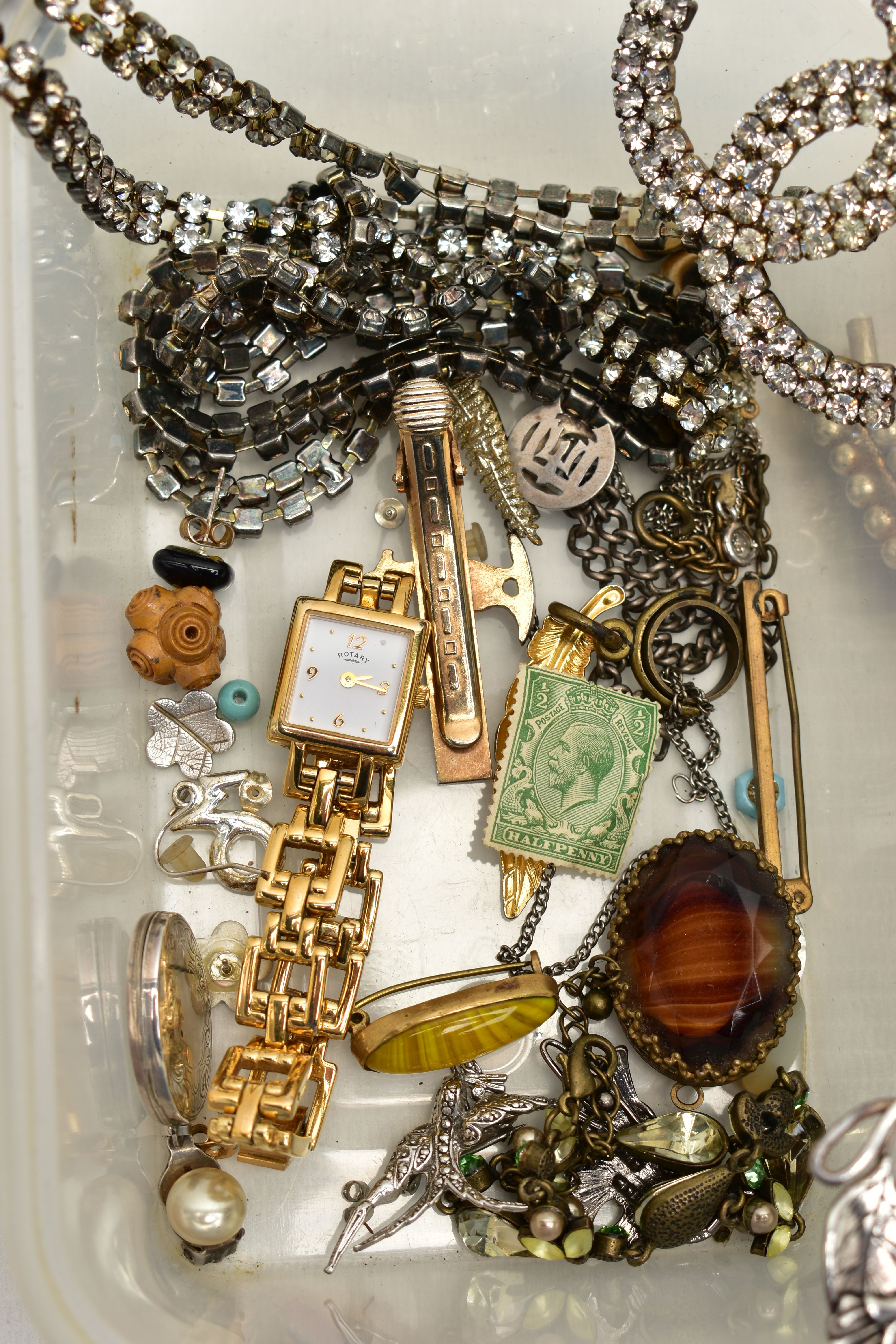 A BOX OF ASSORTED JEWELLERY, to include an assortment of white metal earrings, a chain, a pendant - Image 4 of 6