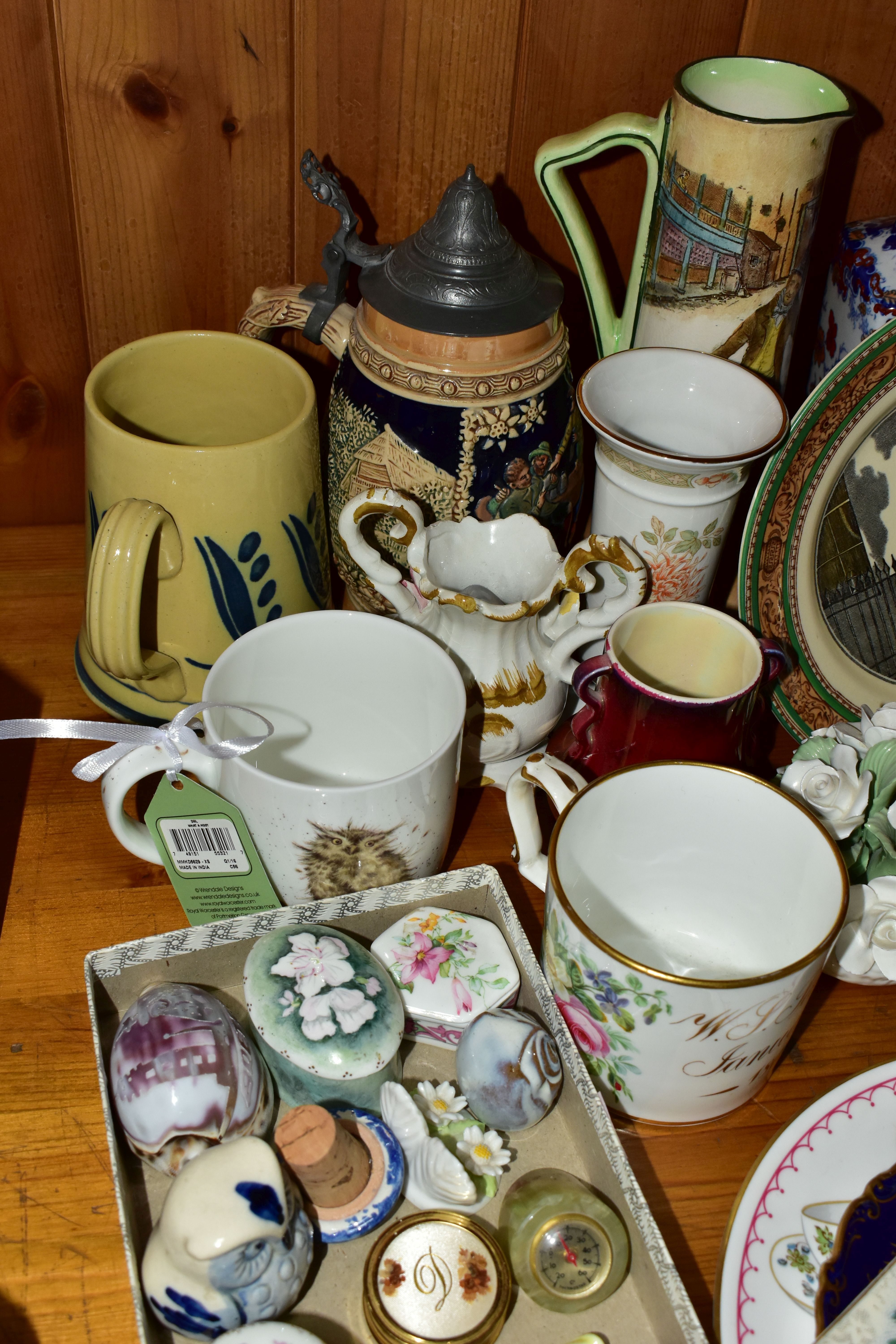 A GROUP OF CERAMICS, to include a Chinese Rose Medallion teacup and saucer (old repair to handle, - Image 8 of 9