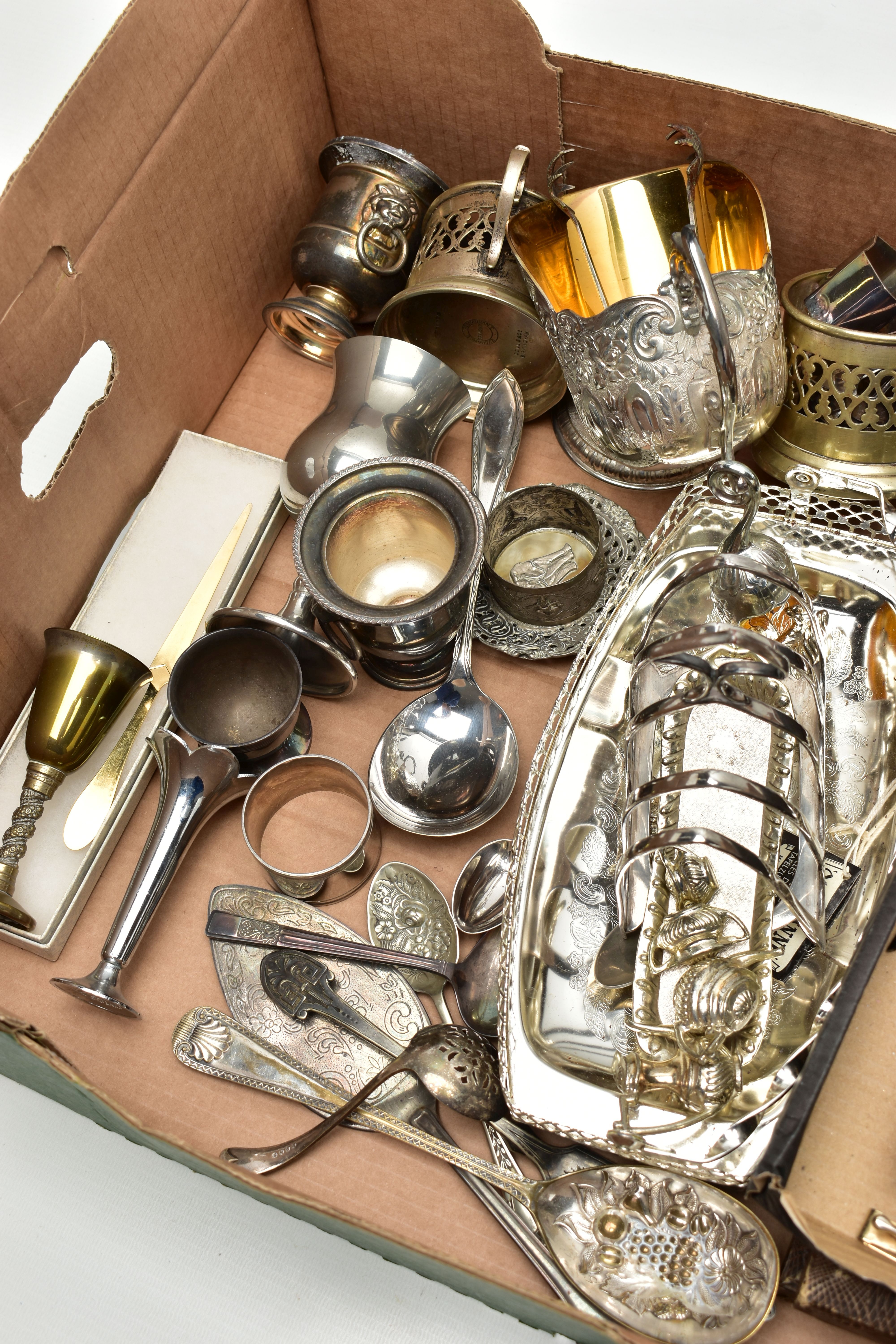 A BOX OF ASSORTED WHITE METAL WARE WITH COSTUME JEWELLERY, to include an EP toast rack, two white - Image 3 of 5