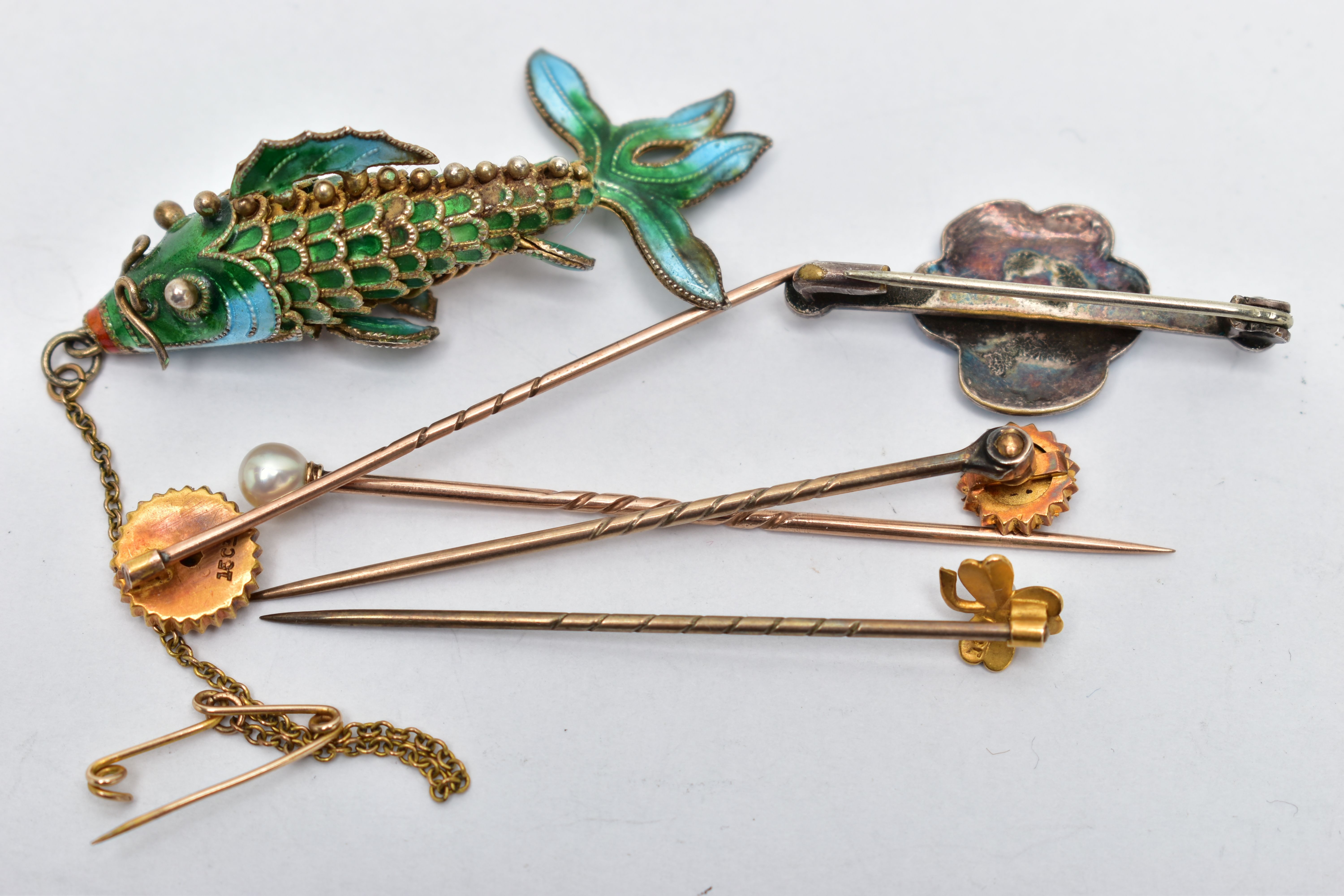 SIX ITEMS OF JEWELLERY, to include an articulated enamel fish, a blue enamel flower bar brooch, a - Image 4 of 4