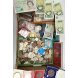 A CARDBOARD TRAY CONTAINING MIXED COINS AND COMMEMORATIVES, to include 4x £5 and several £1