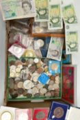 A CARDBOARD TRAY CONTAINING MIXED COINS AND COMMEMORATIVES, to include 4x £5 and several £1
