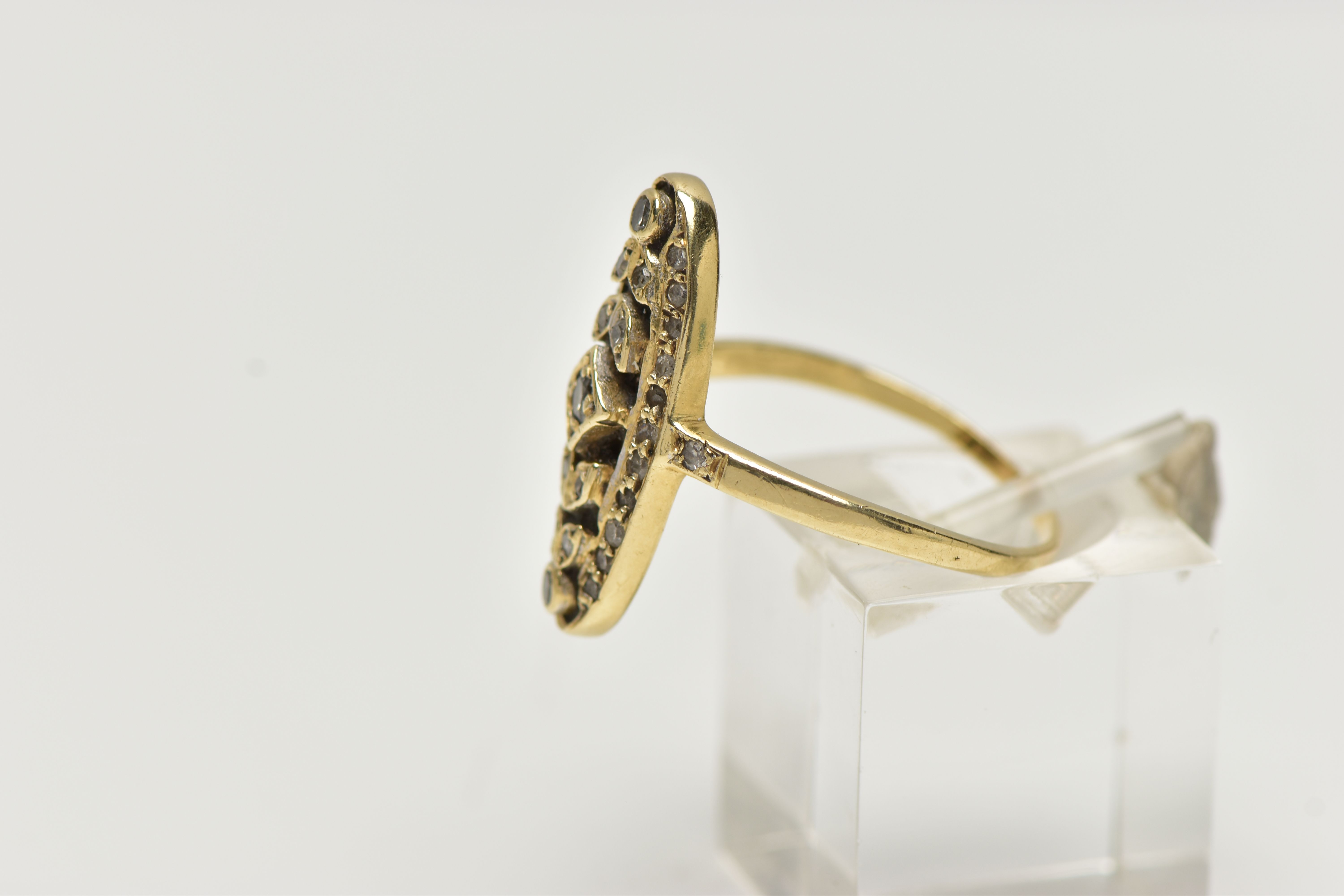 A DIAMOND PLAQUE RING, yellow metal ring set with single cut diamonds, approximate total diamond - Image 2 of 4