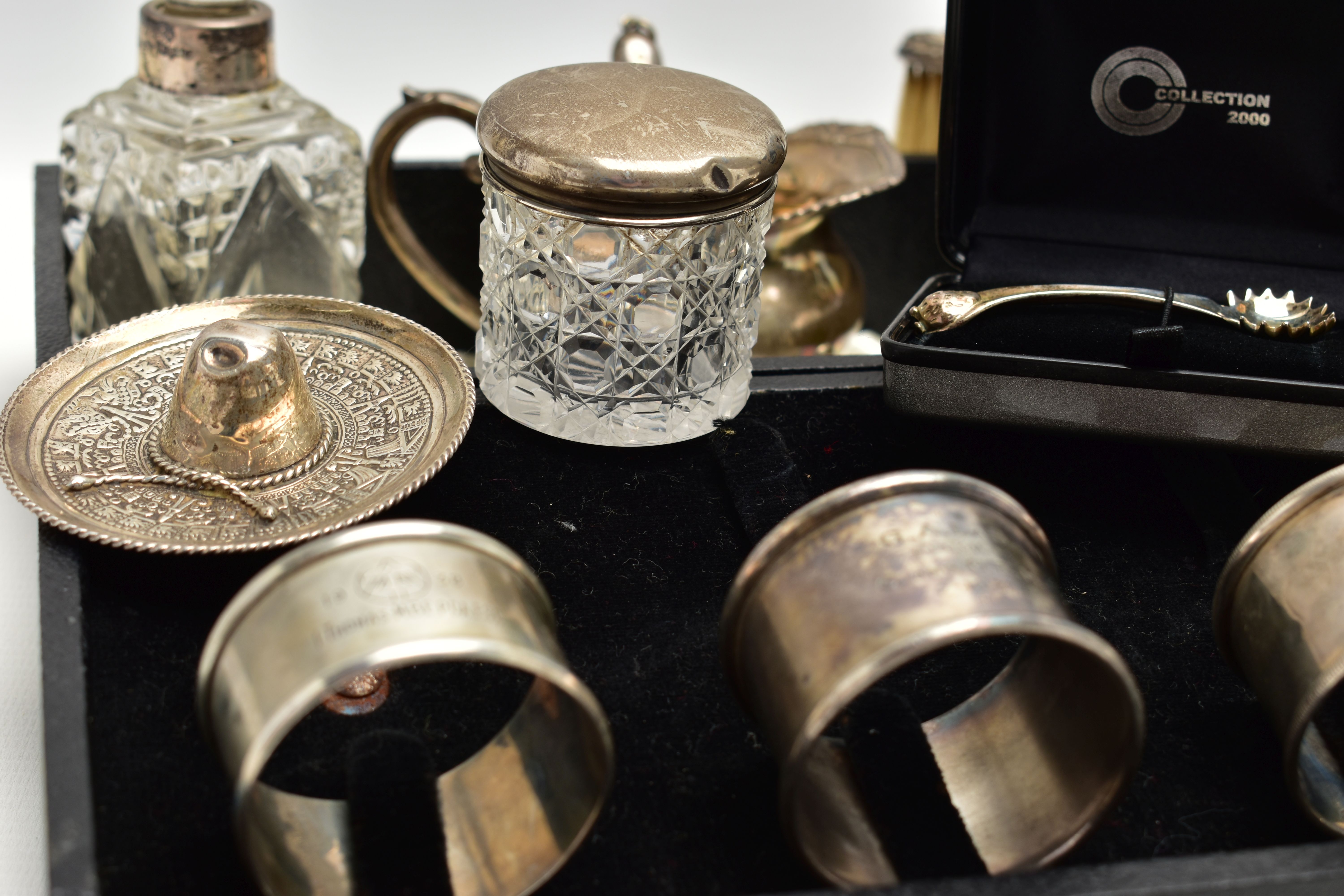 A PARCEL OF 19TH AND 20TH CENTURY SILVER, including a George V oval purse on chain with circular - Image 7 of 9