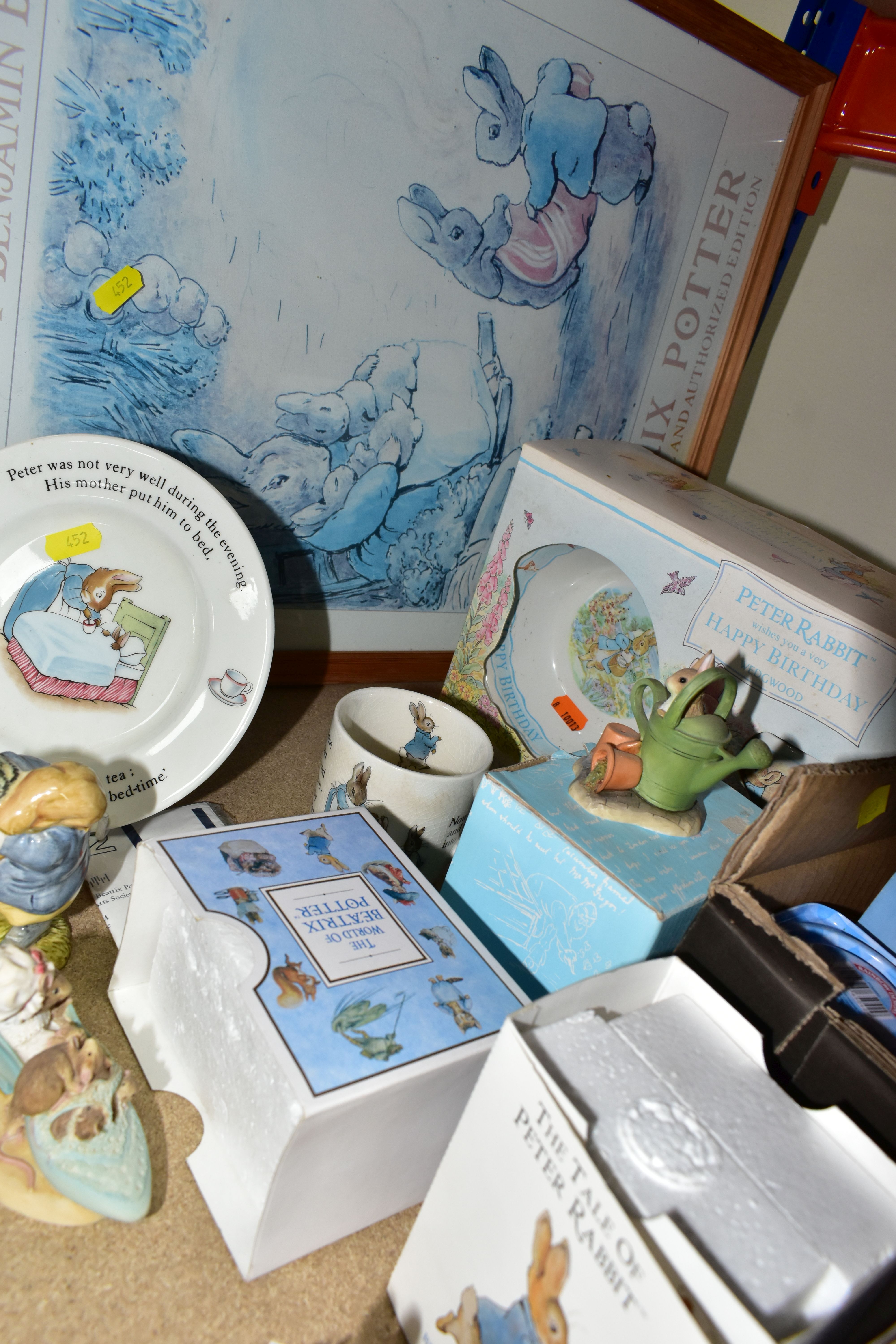 A COLLECTION OF BEATRIX POTTER CERAMICS, ORNAMENTS AND BOOKS, to include a Royal Albert 'Hunca Munca - Image 5 of 5