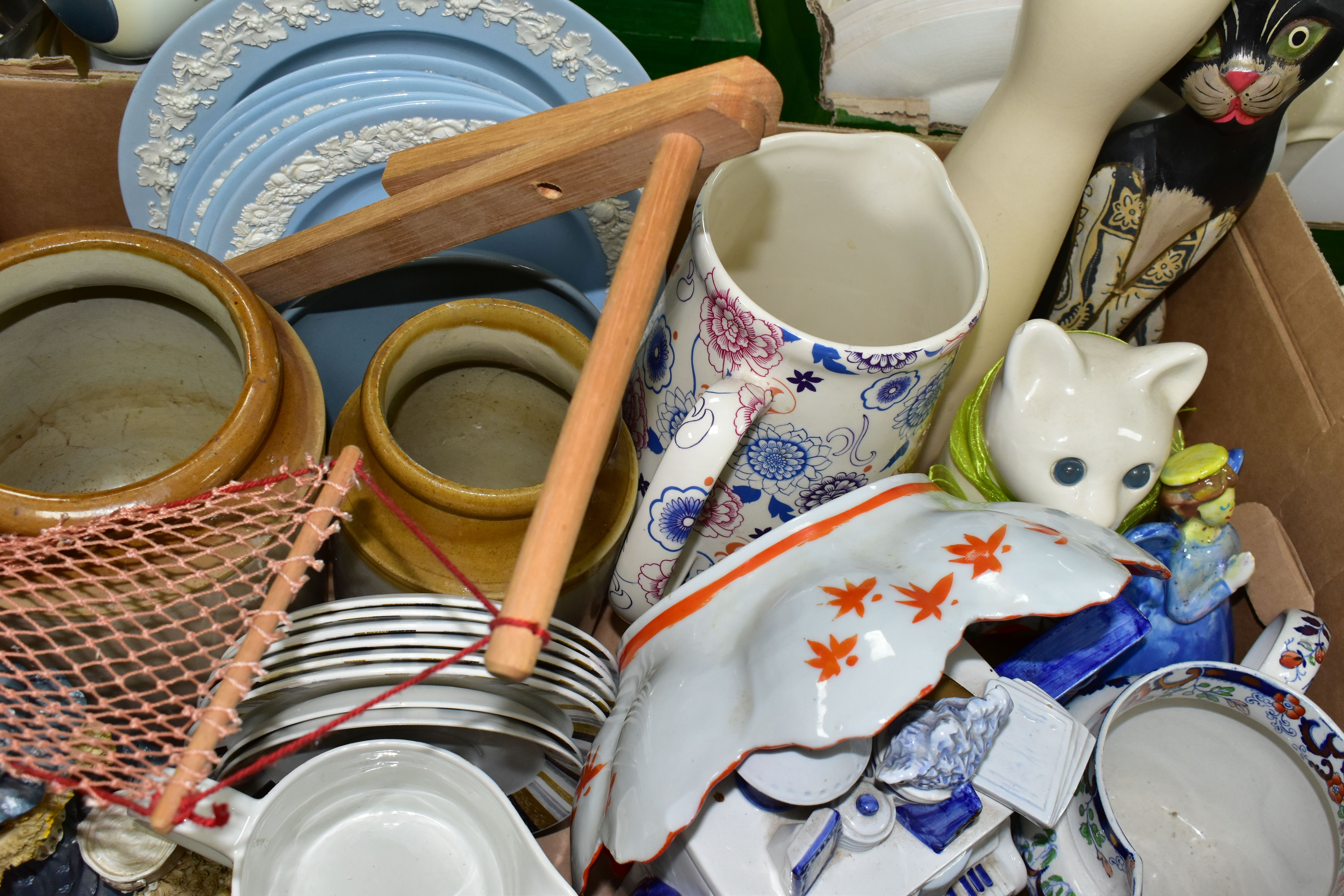 THREE BOXES AND LOOSE CERAMICS AND GLASS WARES, to include a blue dipped Wedgwood Jasperware hair - Bild 5 aus 6