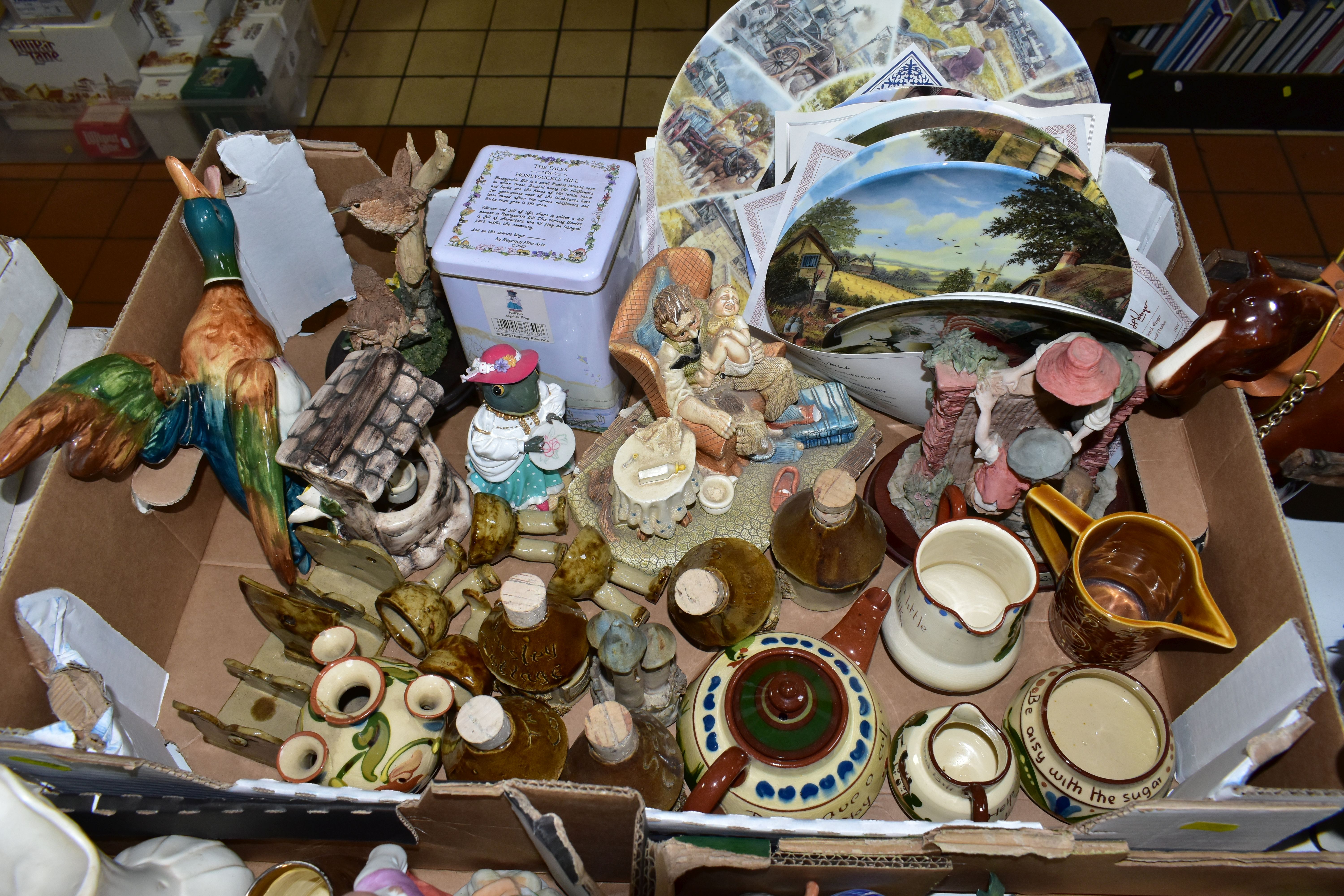 THREE BOXES OF CERAMIC ORNAMENTS AND CABINET PLATES, to include two ceramic Shire horses with wooden - Bild 5 aus 6