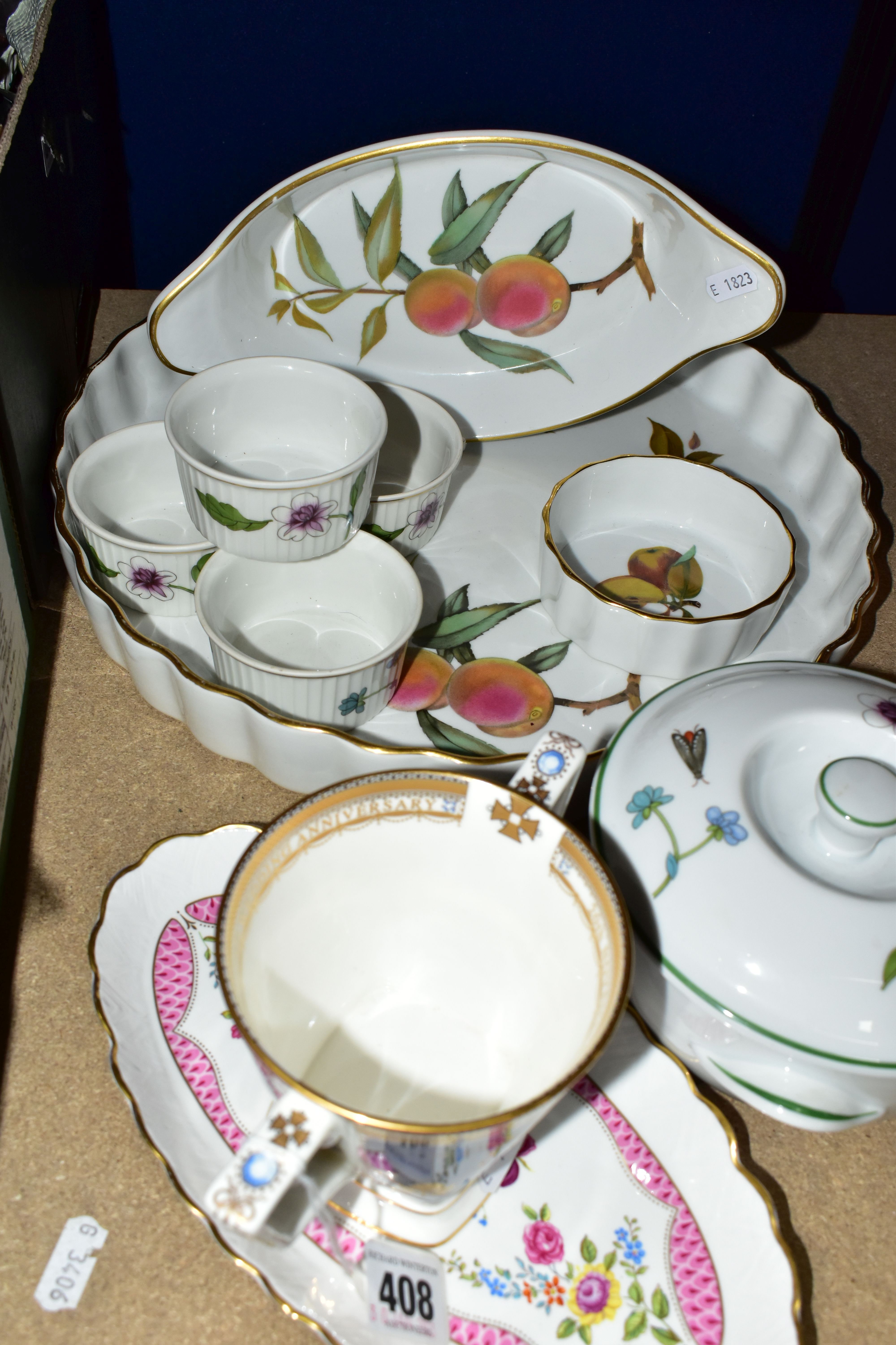 A GROUP OF ROYAL WORCESTER CERAMICS, comprising an 'Astley' pattern small lidded casserole pot and - Image 3 of 4