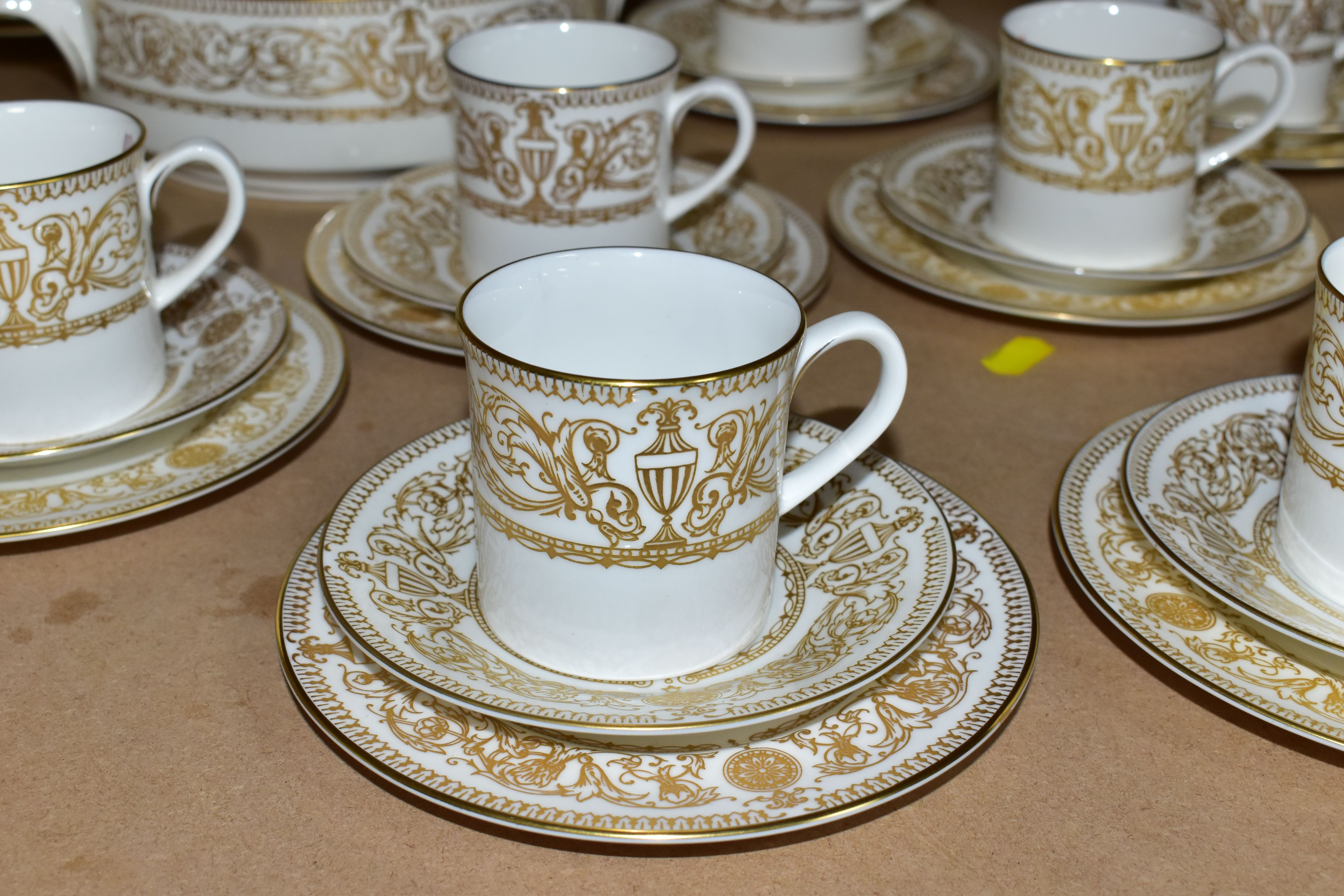 A SIXTY SIX PIECE BOXED ROYAL WORCESTER 'HYDE PARK' PART DINNER SERVICE, with raised gilt pattern on - Bild 4 aus 6