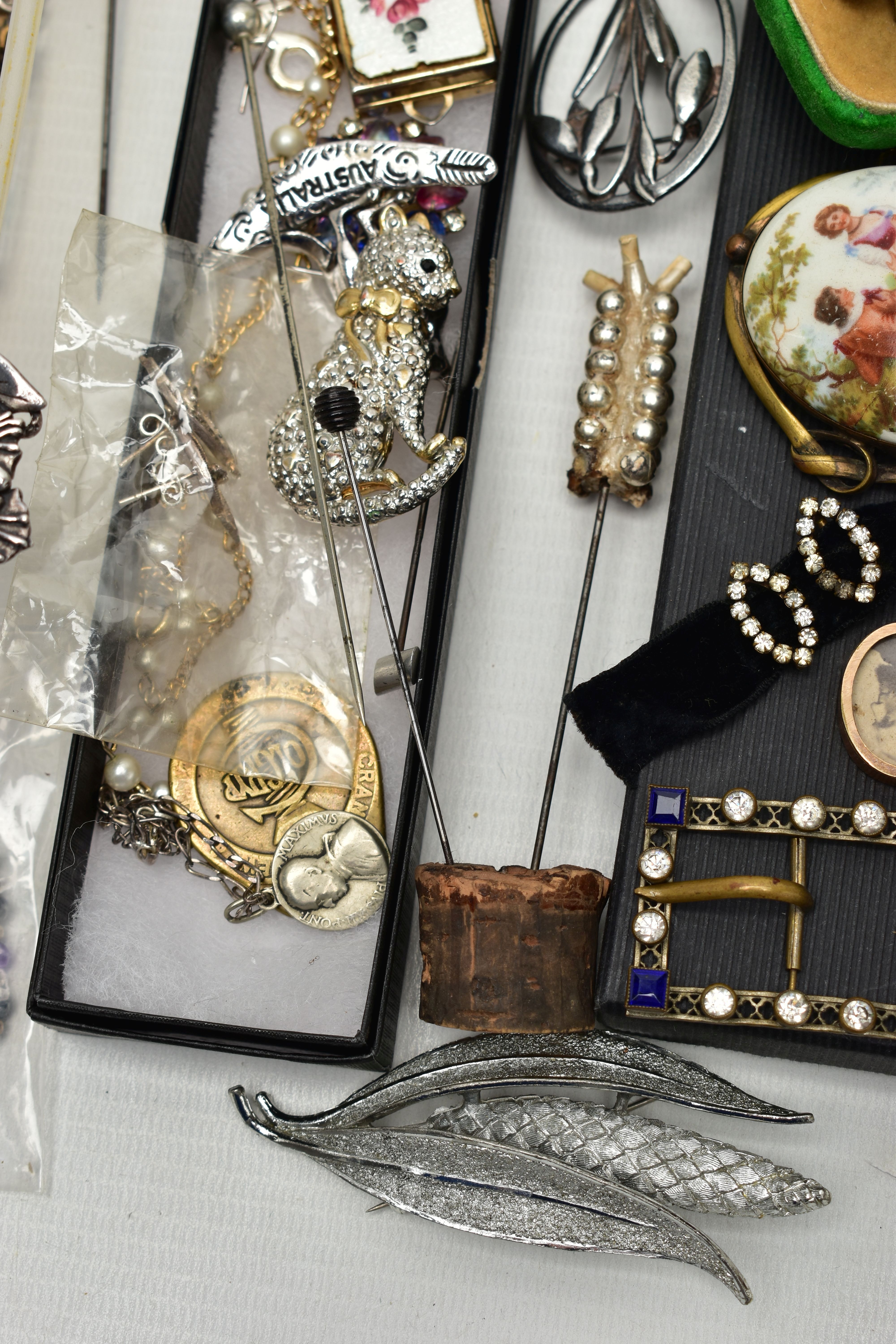 A BOX OF ASSORTED JEWELLERY, to include an assortment of white metal earrings, a chain, a pendant - Image 6 of 6