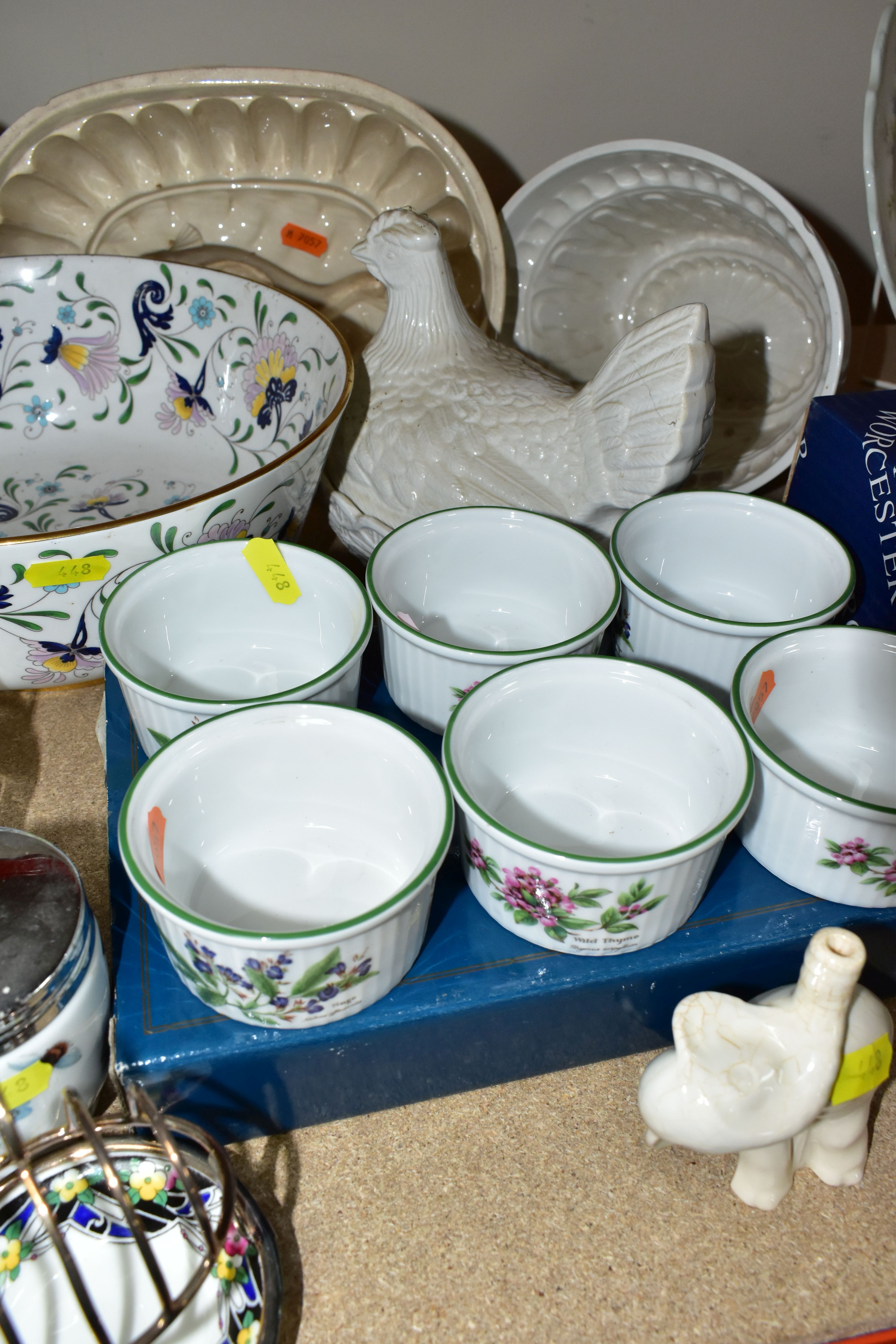 A GROUP OF ASSORTED CERAMICS, comprising a Doulton-Burslem Geo Morland jug decorated with a - Bild 4 aus 8