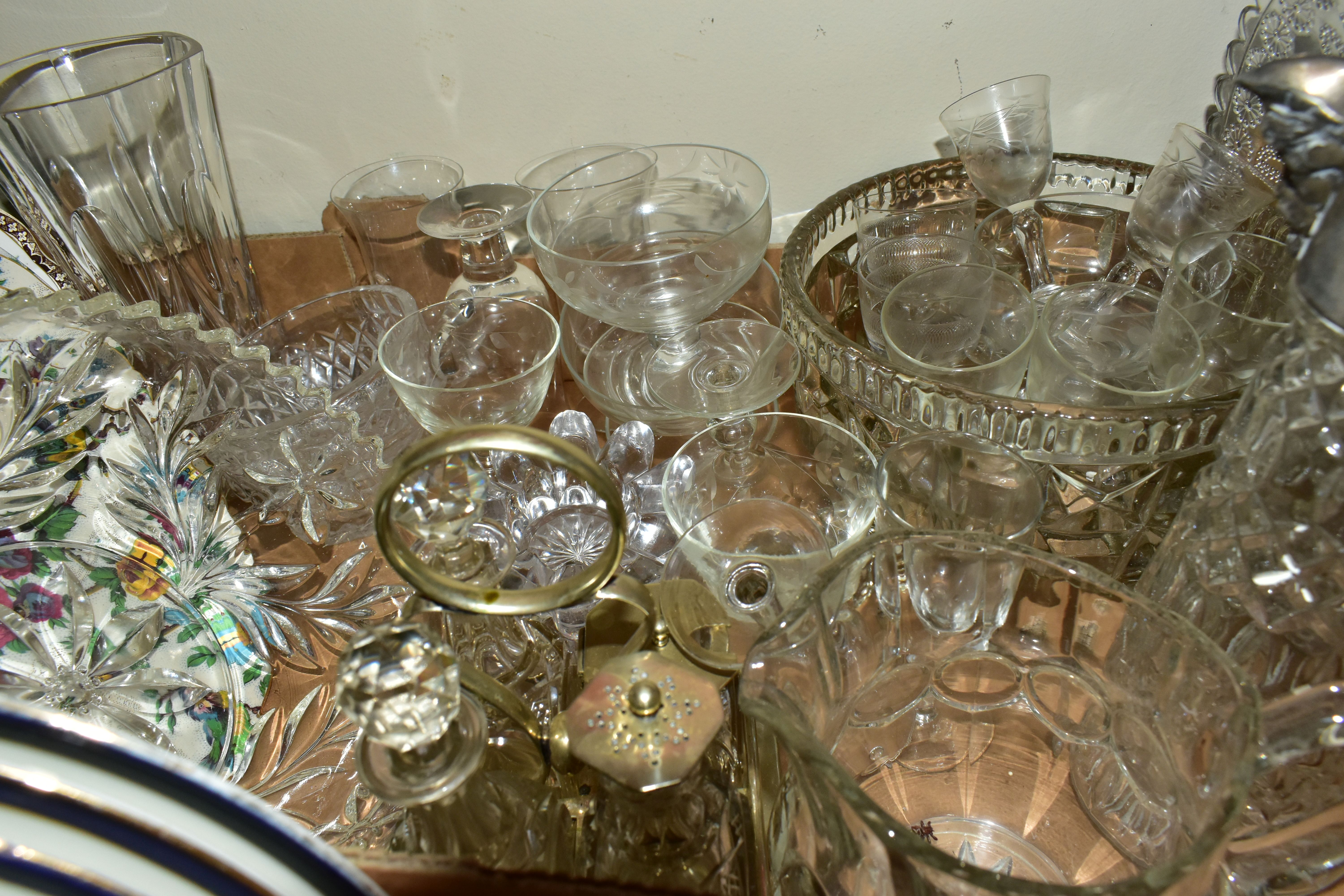 THREE BOXES OF DINNER WARES AND CUT GLASS, to include Wedgwood 'Mayfield' pattern dinner set - Bild 4 aus 6