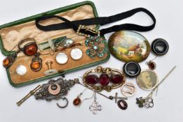 AN ASSORTMENT OF JEWELLERY, to include a late 19th century silver brooch detailed with a rose