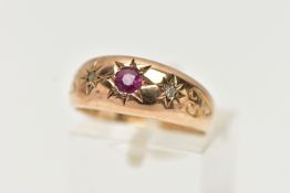 AN EARLY 20TH CENTURY 9CT YELLOW GOLD SAPPHIRE AND DIAMOND THREE STONE RING, the pink sapphire and