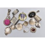 AN ASSORTMENT OF WHITE METAL JEWELLERY, to include two hardstone pendants, an enamel locket, two