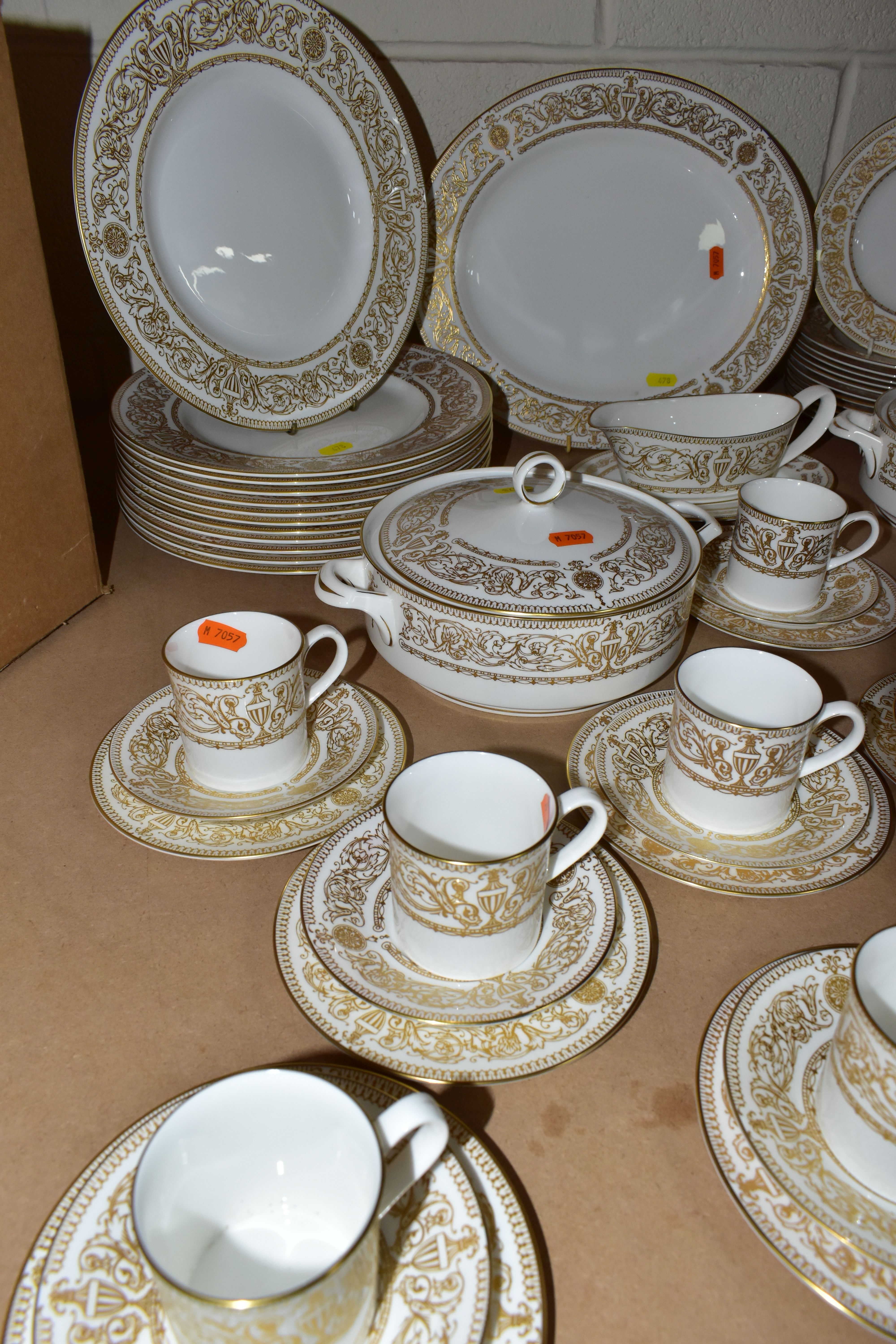 A SIXTY SIX PIECE BOXED ROYAL WORCESTER 'HYDE PARK' PART DINNER SERVICE, with raised gilt pattern on - Bild 3 aus 6