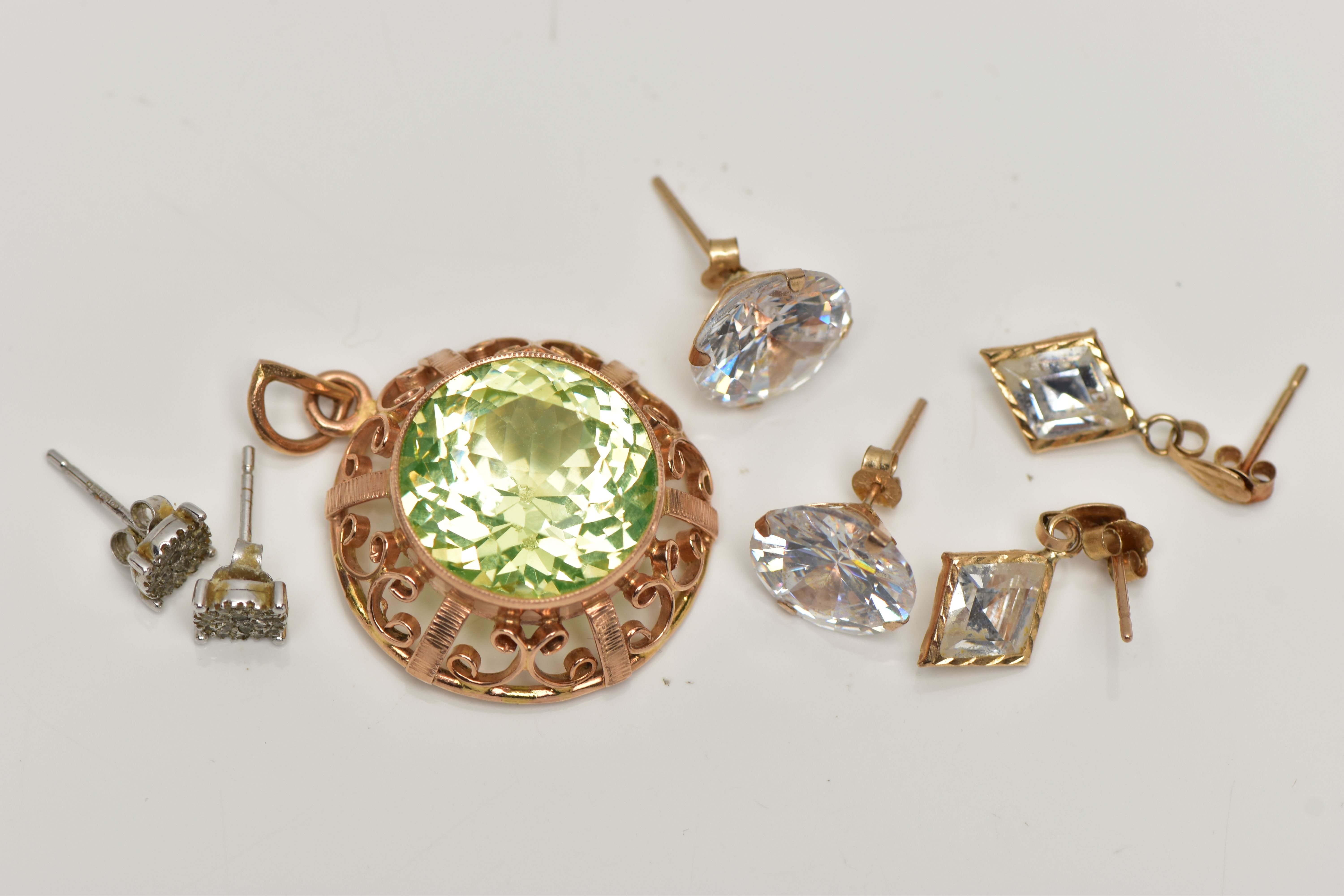 AN ASSORTMENT OF YELLOW AND WHITE METAL JEWELLERY, to include a yellow metal open work pendant set - Image 2 of 5