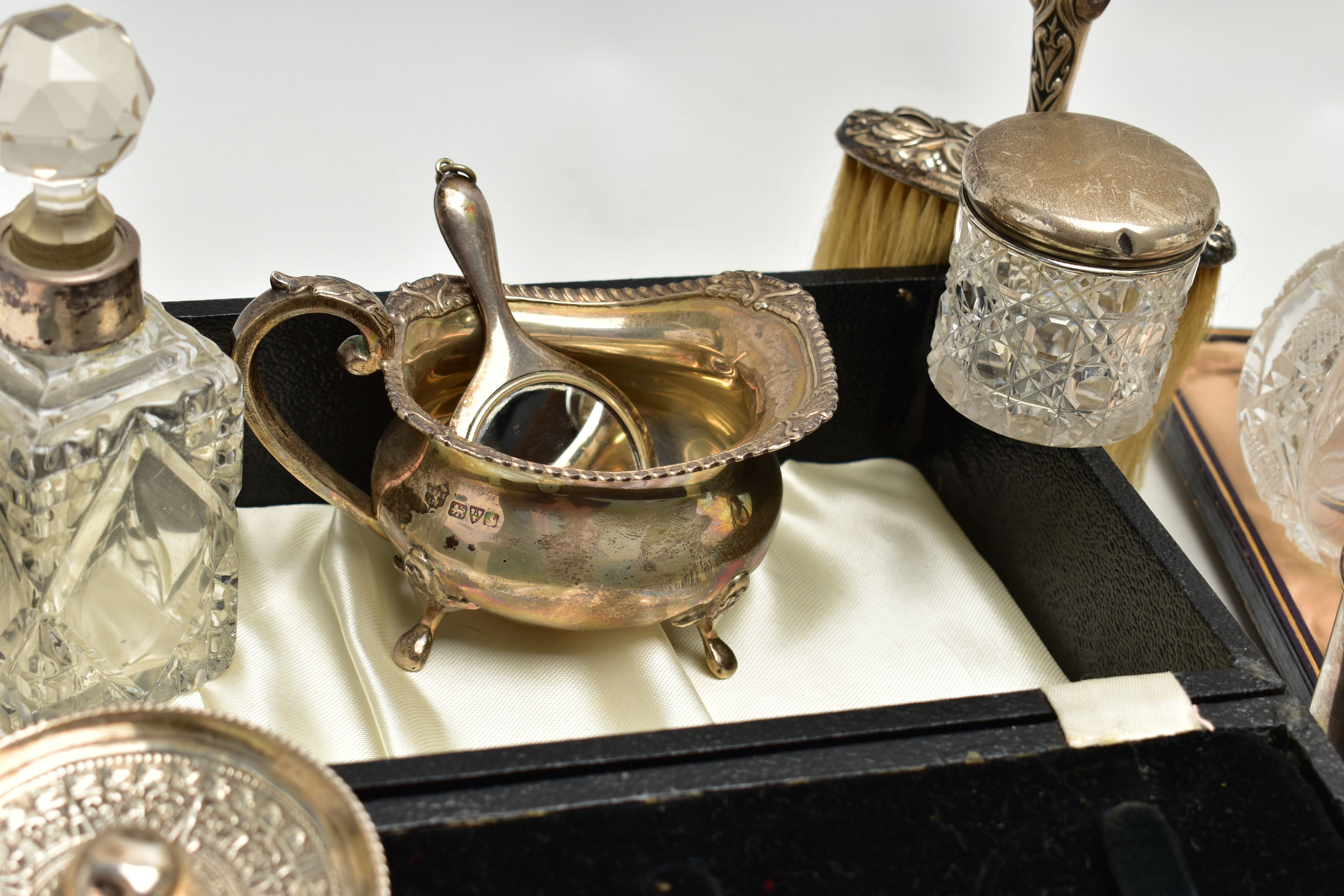 A PARCEL OF 19TH AND 20TH CENTURY SILVER, including a George V oval purse on chain with circular - Image 9 of 9