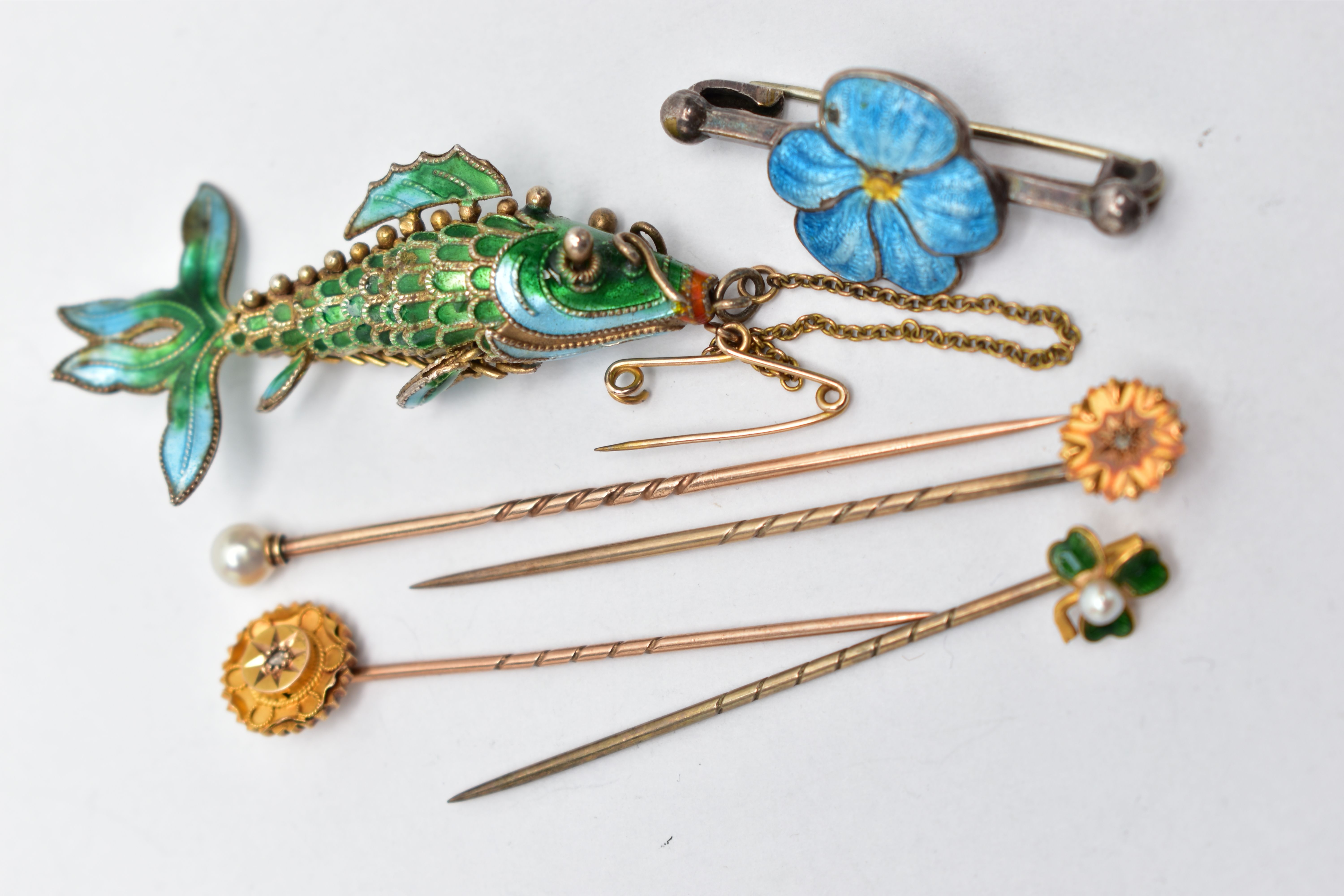 SIX ITEMS OF JEWELLERY, to include an articulated enamel fish, a blue enamel flower bar brooch, a - Image 2 of 4