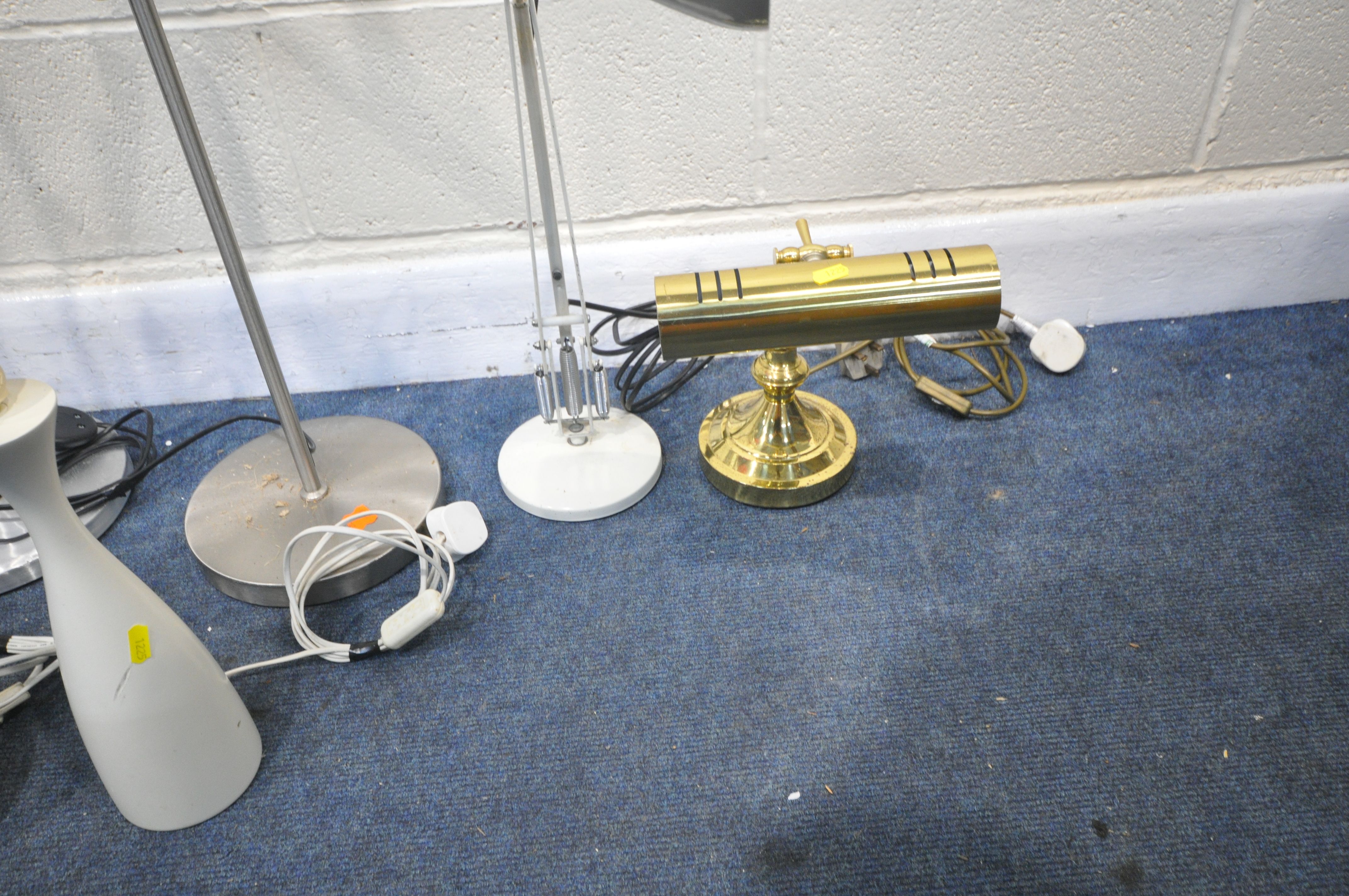 A SELECTION OF VARIOUS LIGHTING, to include an oak and brassed standard lamp, with pink floral - Image 4 of 5