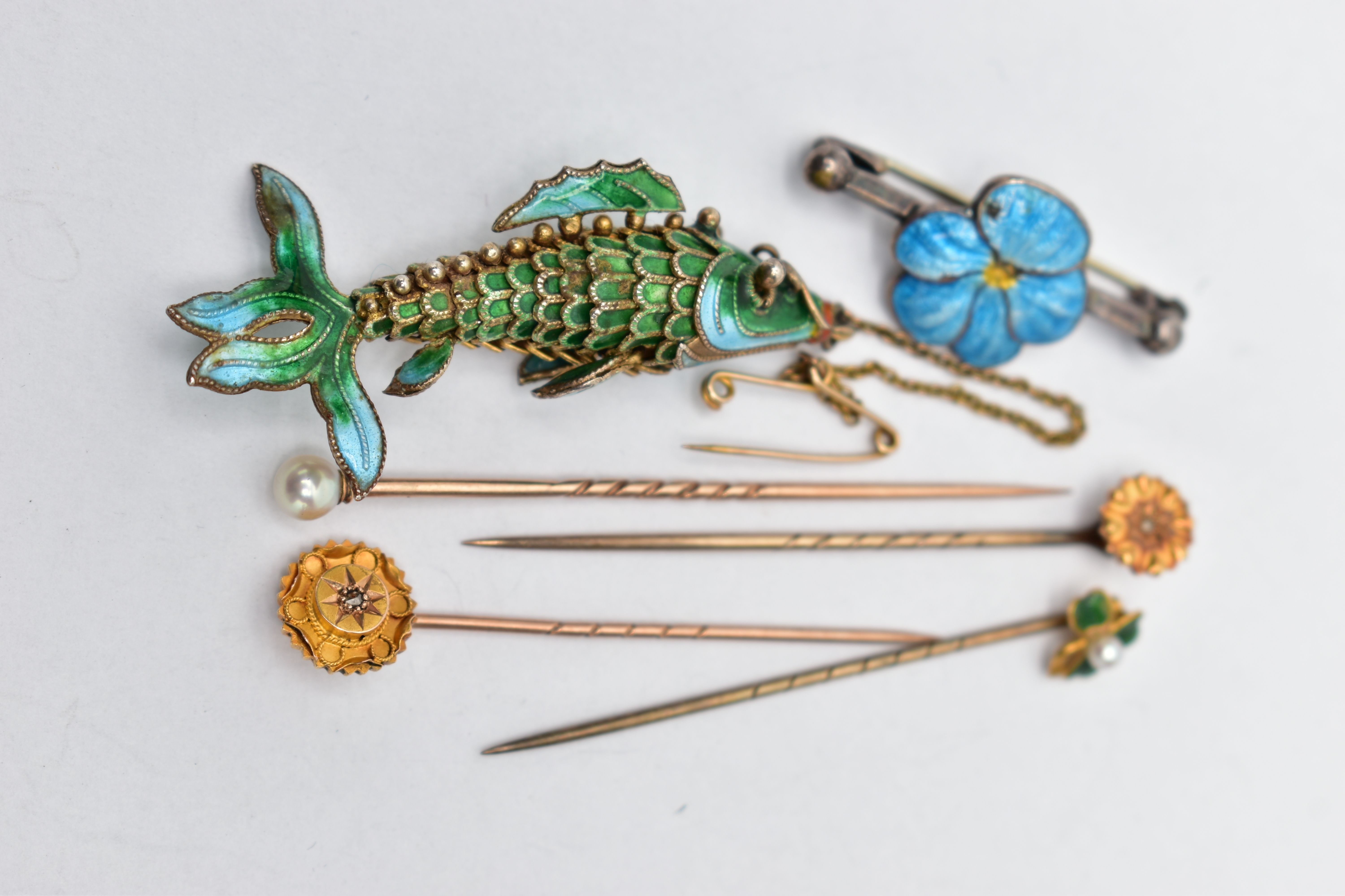 SIX ITEMS OF JEWELLERY, to include an articulated enamel fish, a blue enamel flower bar brooch, a - Image 3 of 4