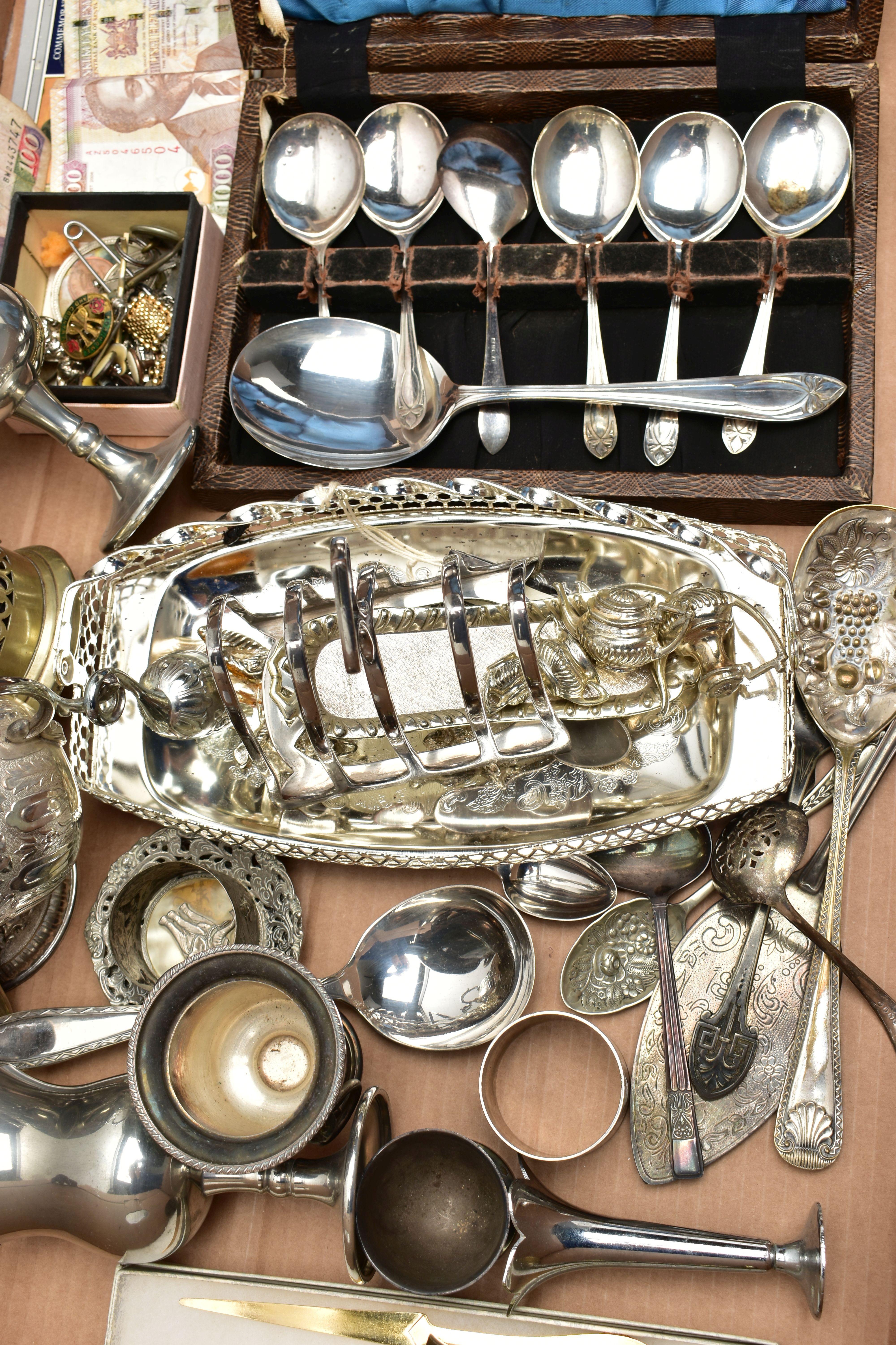 A BOX OF ASSORTED WHITE METAL WARE WITH COSTUME JEWELLERY, to include an EP toast rack, two white - Image 4 of 5