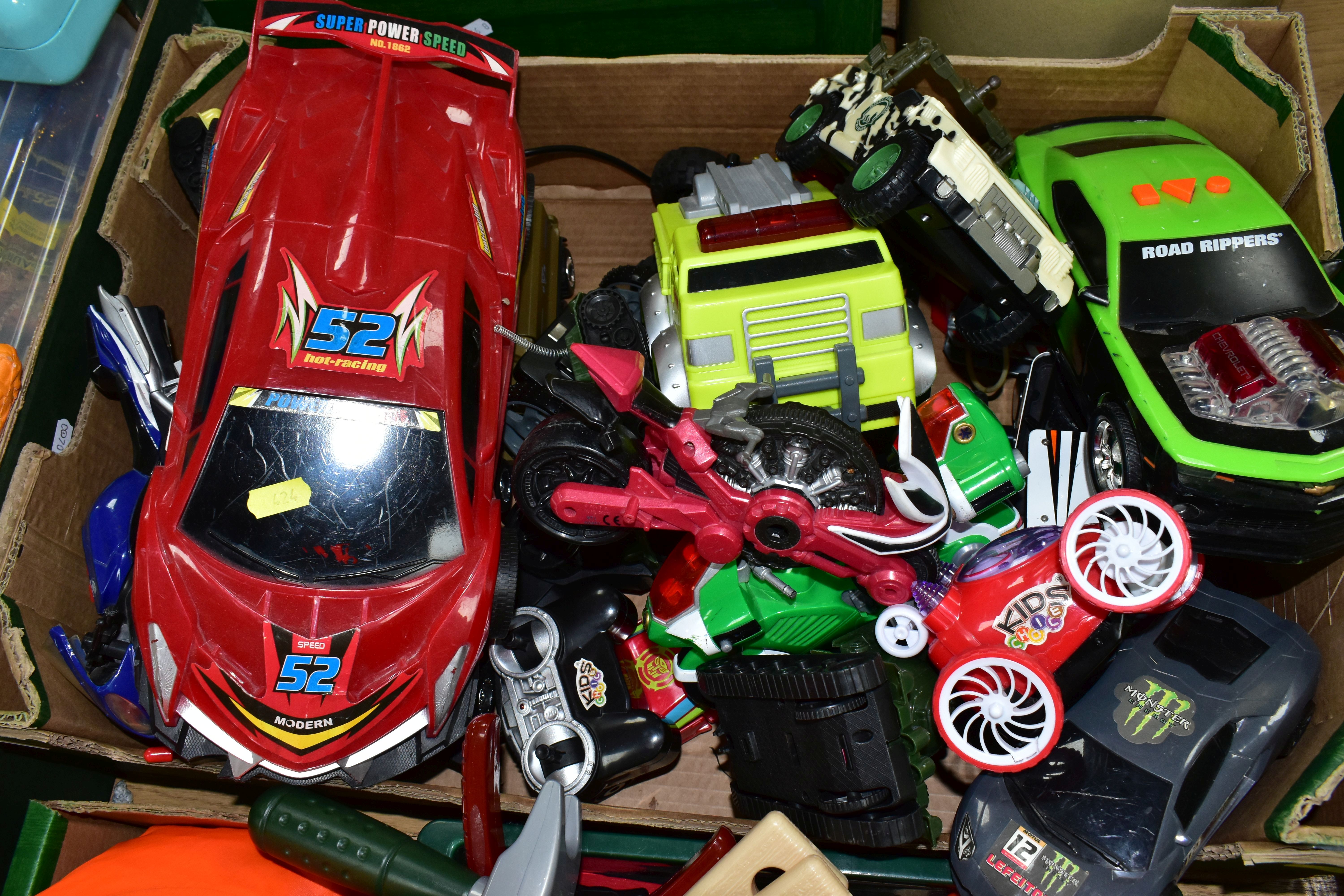 A QUANTITY OF TOYS, GAMES AND SUNDRY ITEMS, to include modern plastic battery operated radio control - Image 5 of 8