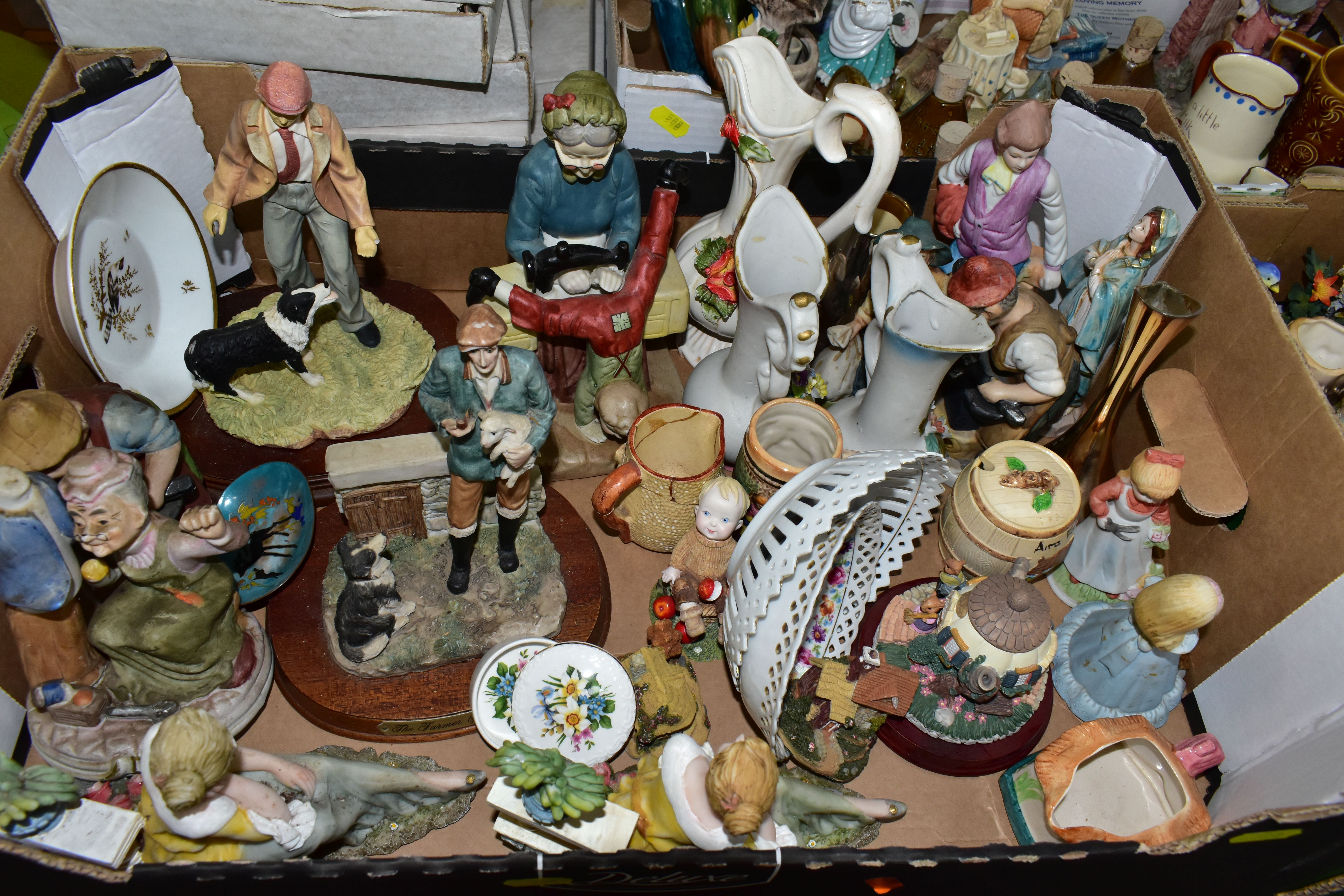 THREE BOXES OF CERAMIC ORNAMENTS AND CABINET PLATES, to include two ceramic Shire horses with wooden - Bild 6 aus 6