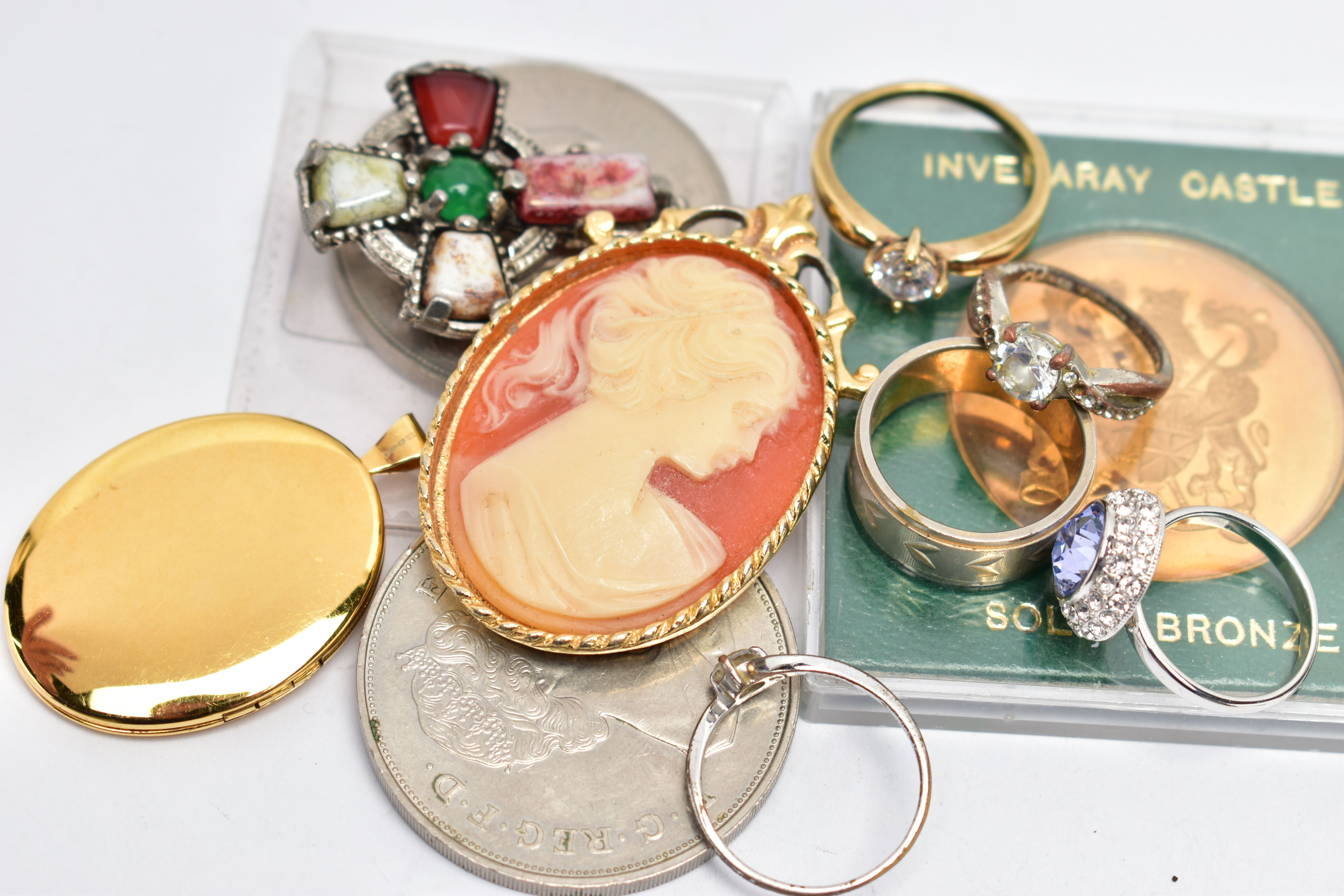 A BAG OF ASSORTED ITEMS, to include a silver gilt oval locket, decorated with a floral pattern to - Image 3 of 3