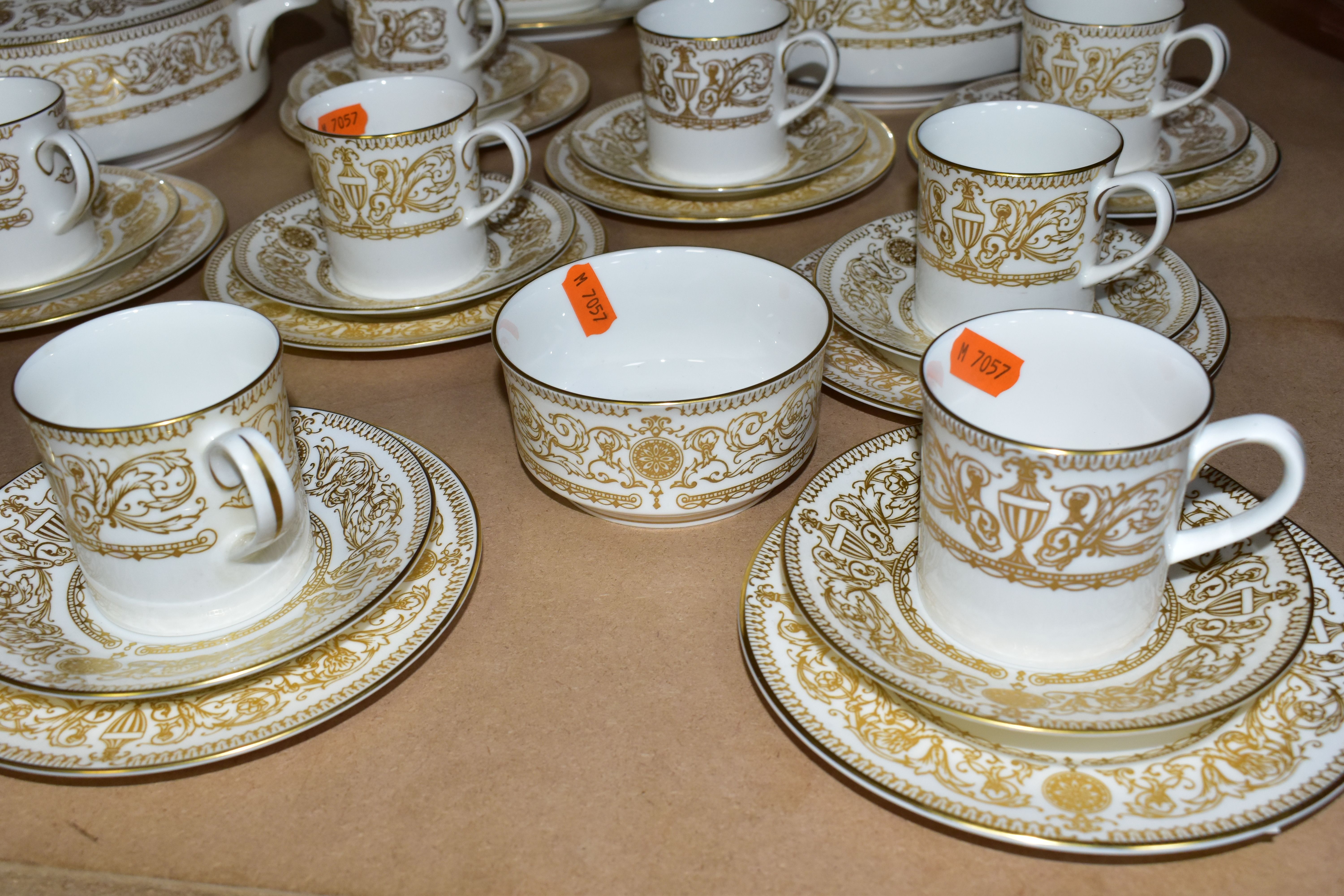 A SIXTY SIX PIECE BOXED ROYAL WORCESTER 'HYDE PARK' PART DINNER SERVICE, with raised gilt pattern on - Bild 5 aus 6