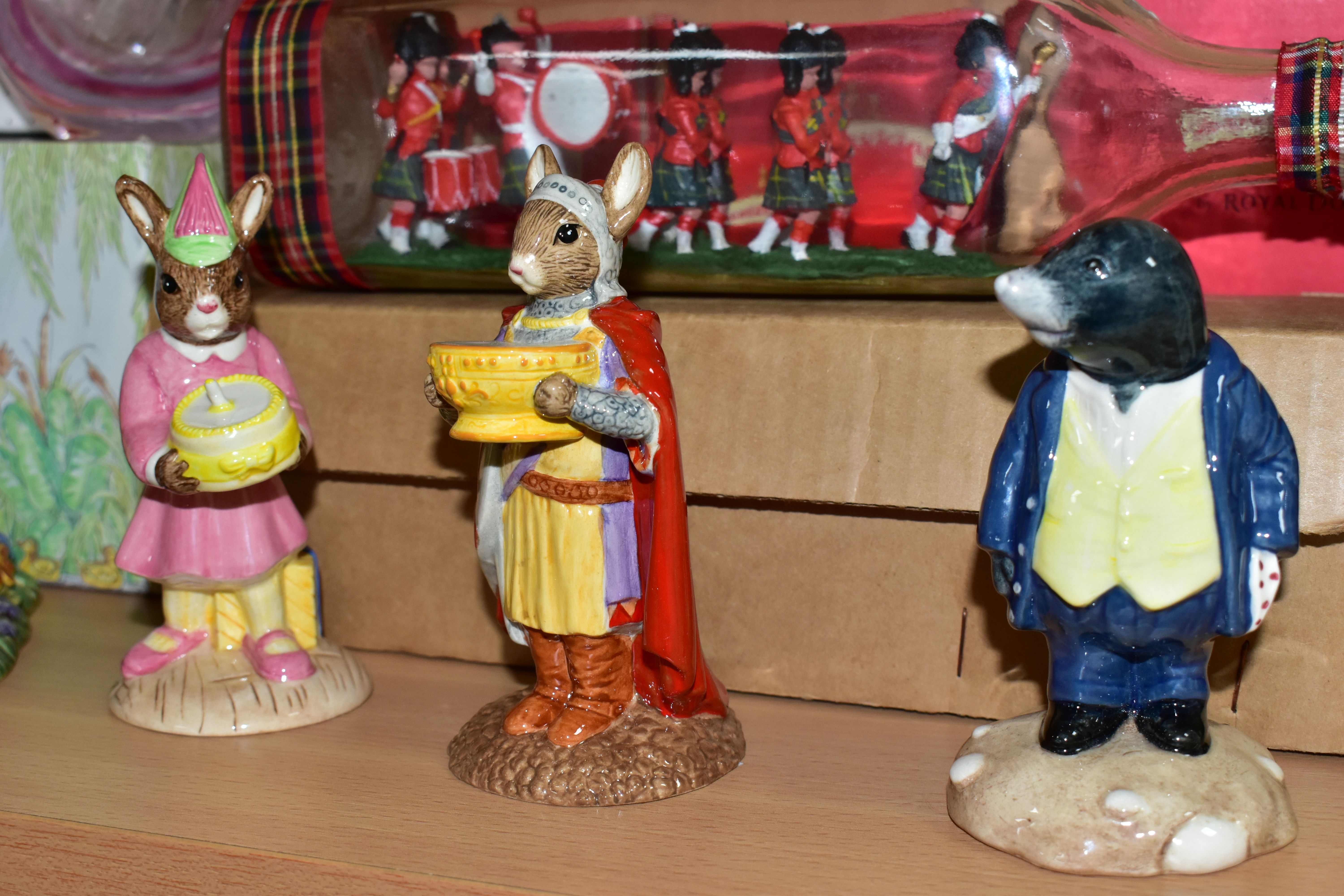 A GROUP OF BOXED CERAMICS AND GLASSWARES, comprising Royal Doulton The Wind and the Willows Mole ' - Image 4 of 7