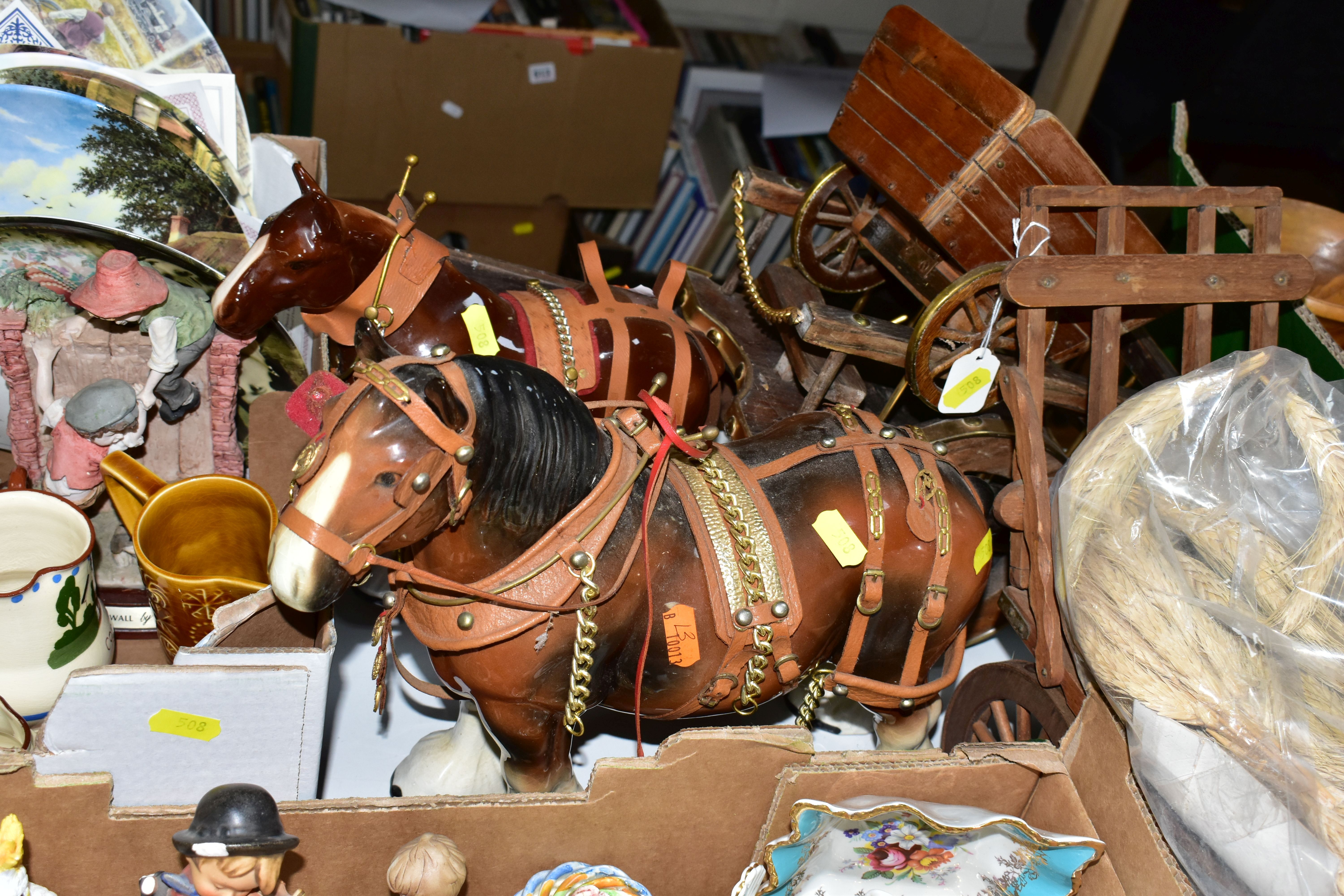 THREE BOXES OF CERAMIC ORNAMENTS AND CABINET PLATES, to include two ceramic Shire horses with wooden - Bild 4 aus 6