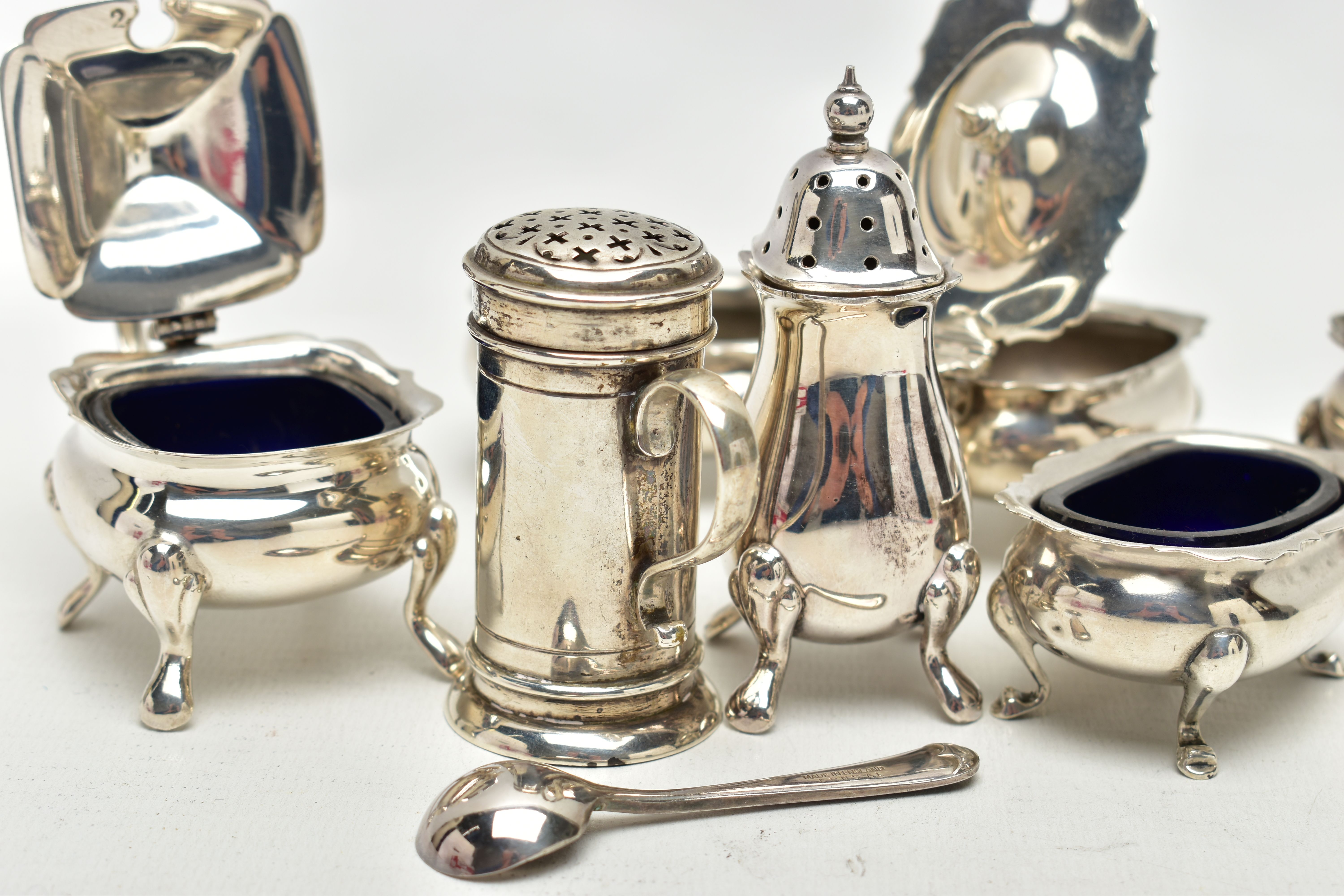A GROUP OF FOUR SILVER CRUET ITEMS, TOGETHER WITH A SMALL QUANTITY OF EPNS ITEMS, to include a - Image 4 of 5