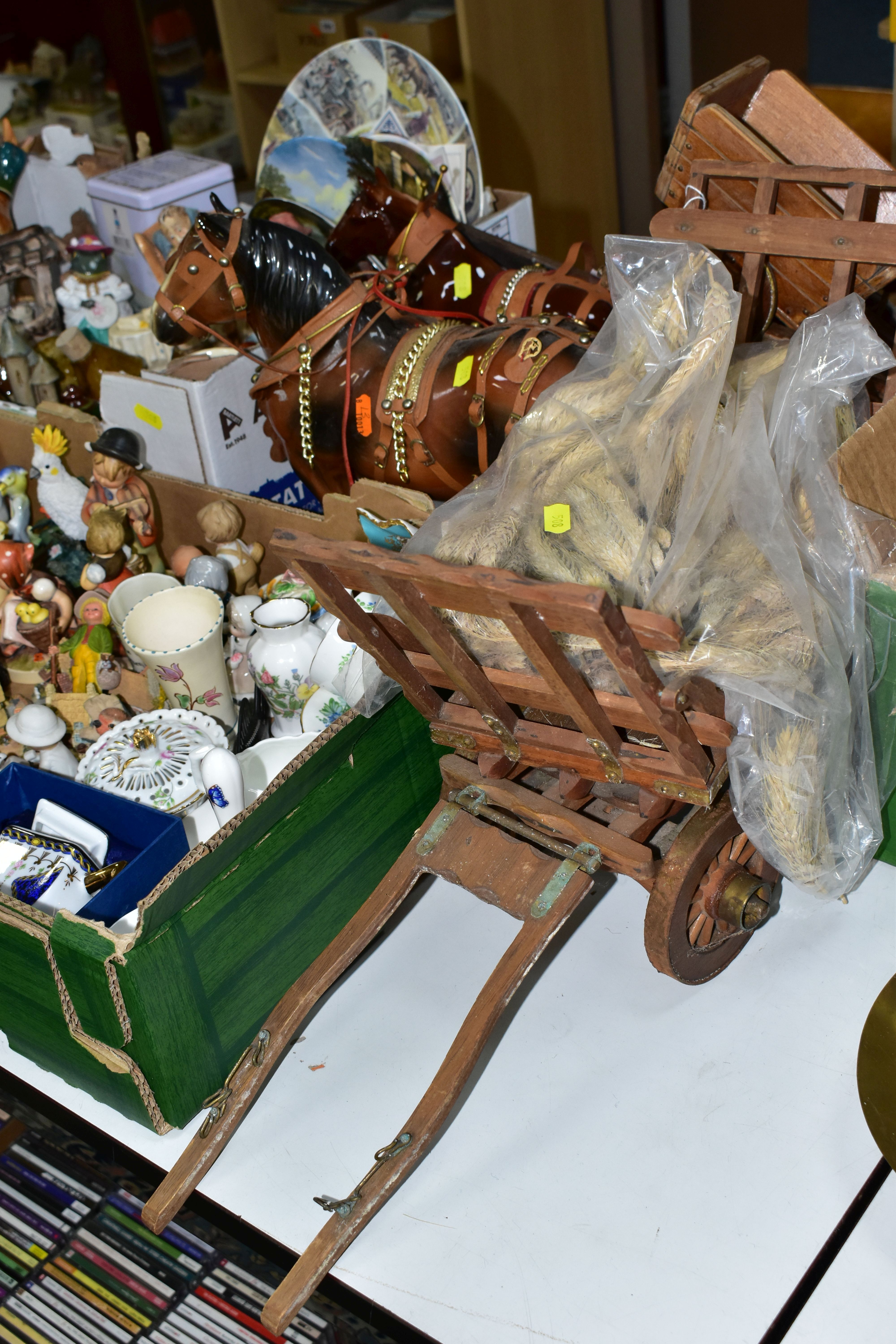 THREE BOXES OF CERAMIC ORNAMENTS AND CABINET PLATES, to include two ceramic Shire horses with wooden - Bild 2 aus 6