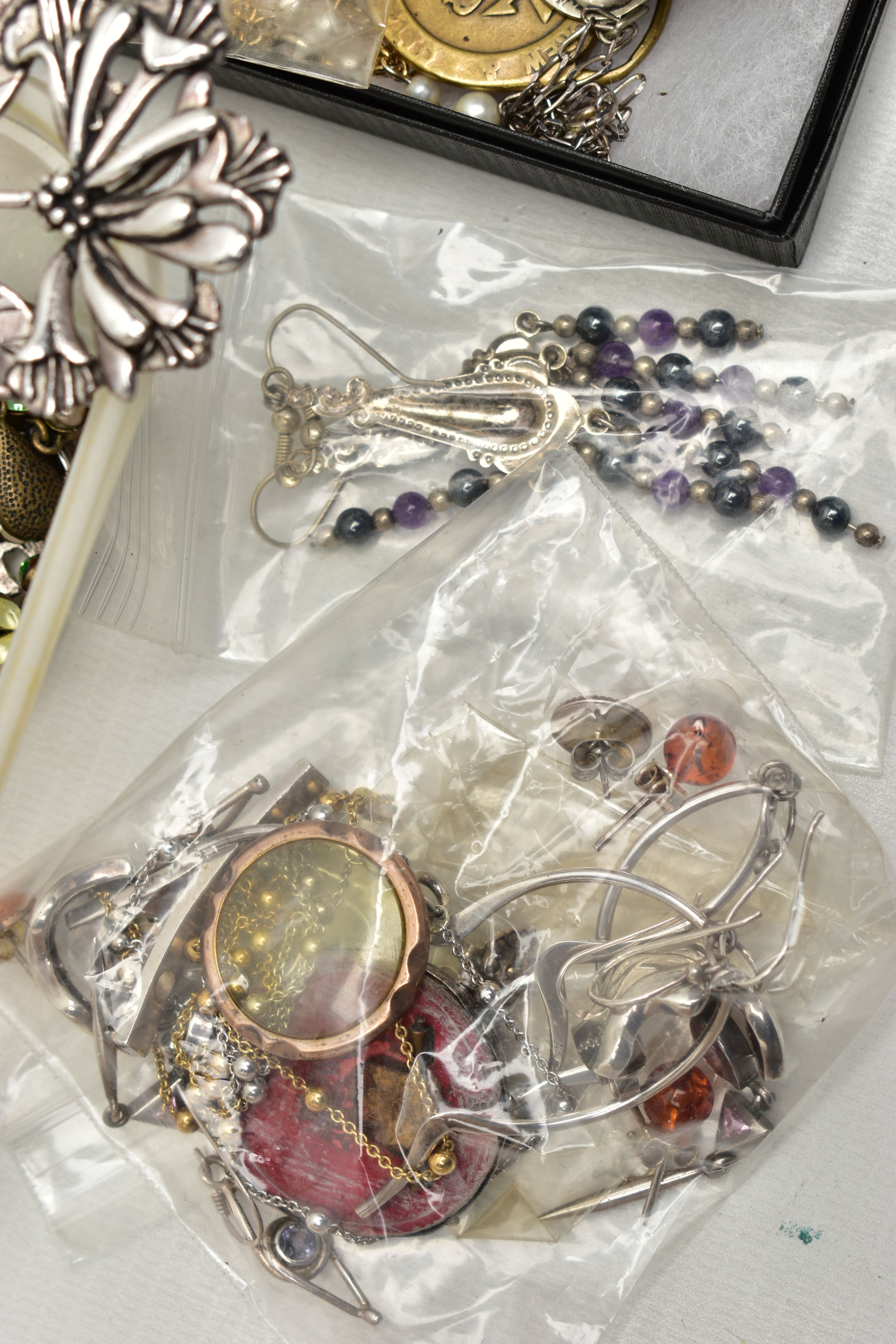 A BOX OF ASSORTED JEWELLERY, to include an assortment of white metal earrings, a chain, a pendant - Image 5 of 6