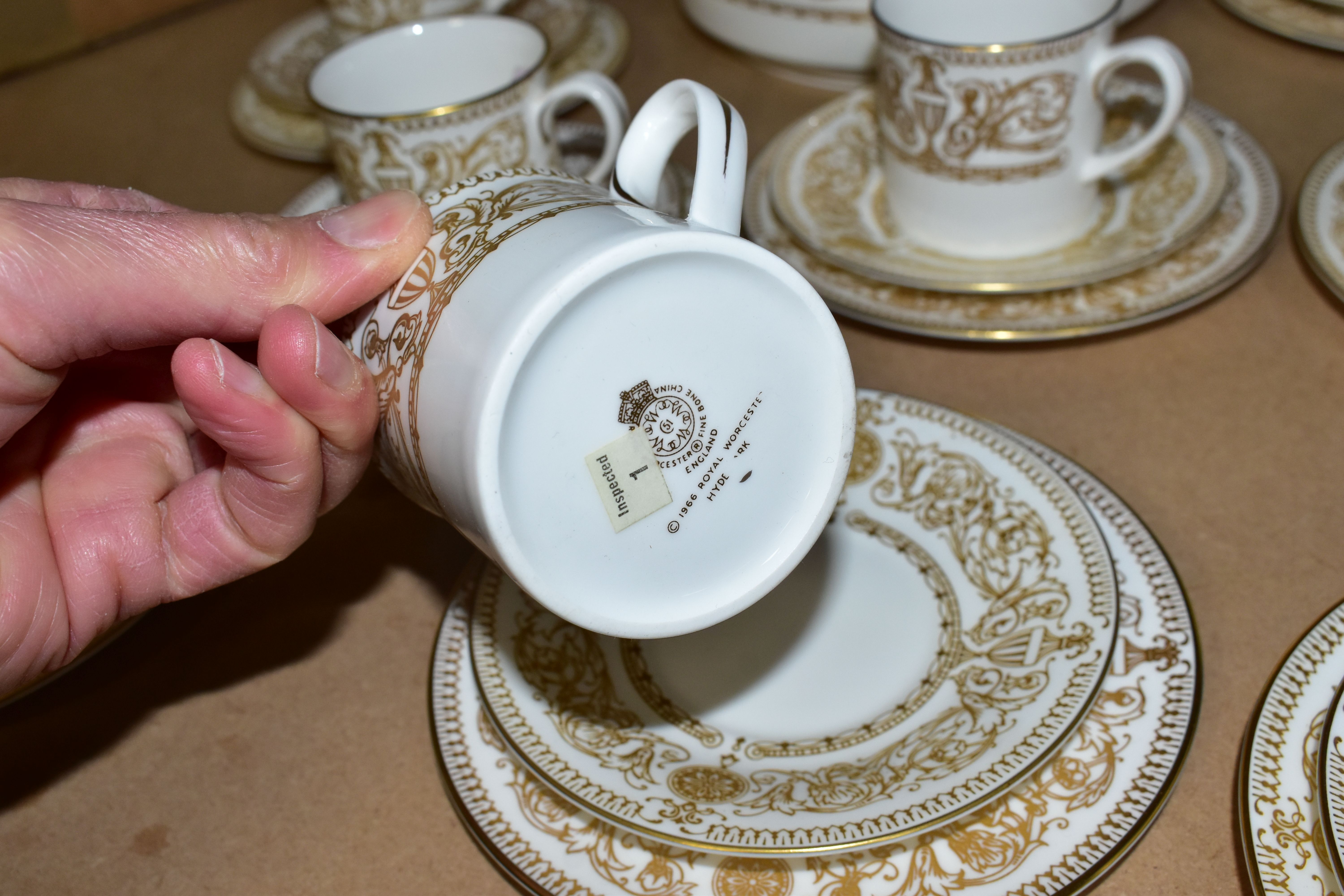 A SIXTY SIX PIECE BOXED ROYAL WORCESTER 'HYDE PARK' PART DINNER SERVICE, with raised gilt pattern on - Bild 6 aus 6