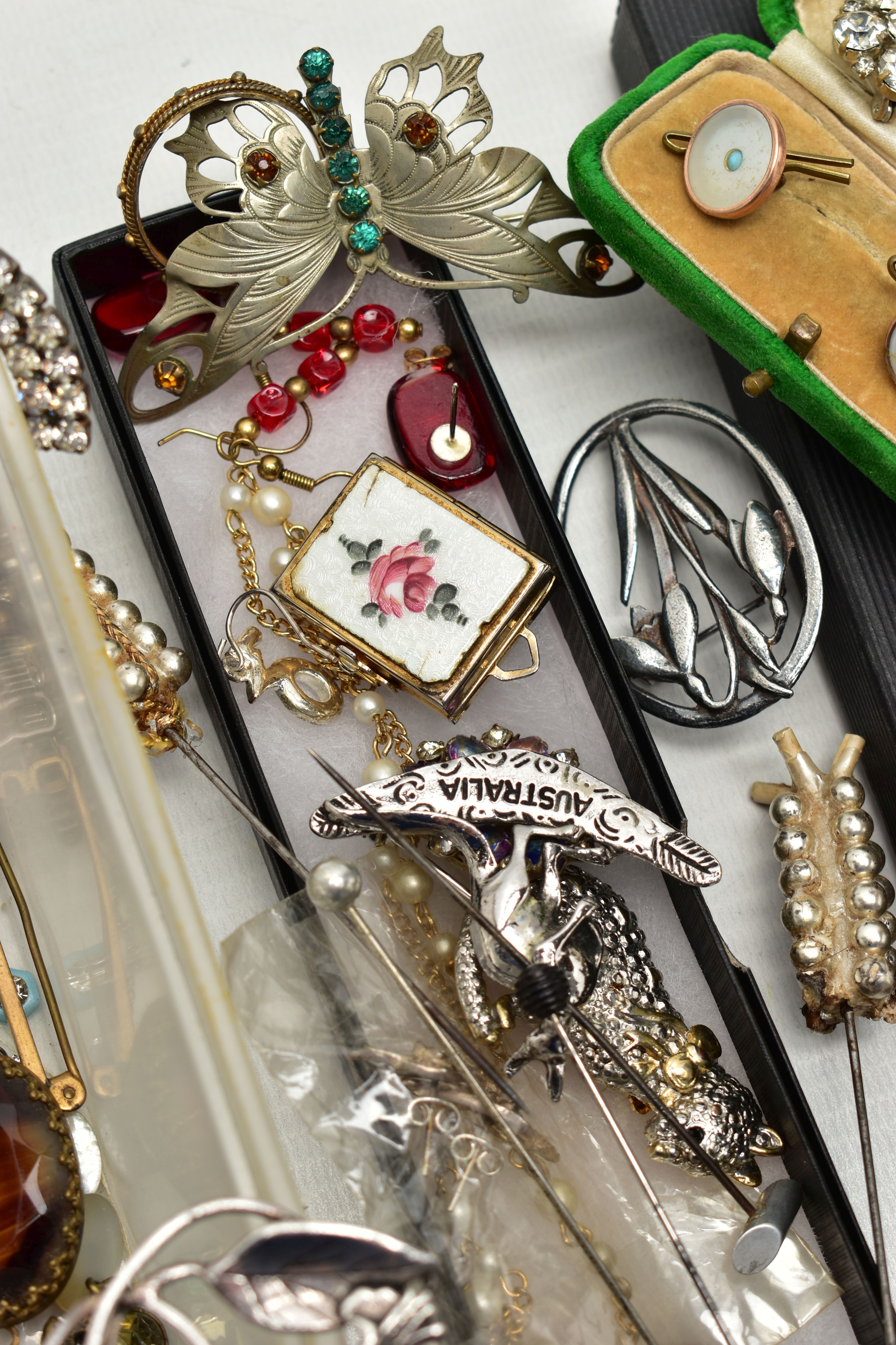 A BOX OF ASSORTED JEWELLERY, to include an assortment of white metal earrings, a chain, a pendant - Image 3 of 6