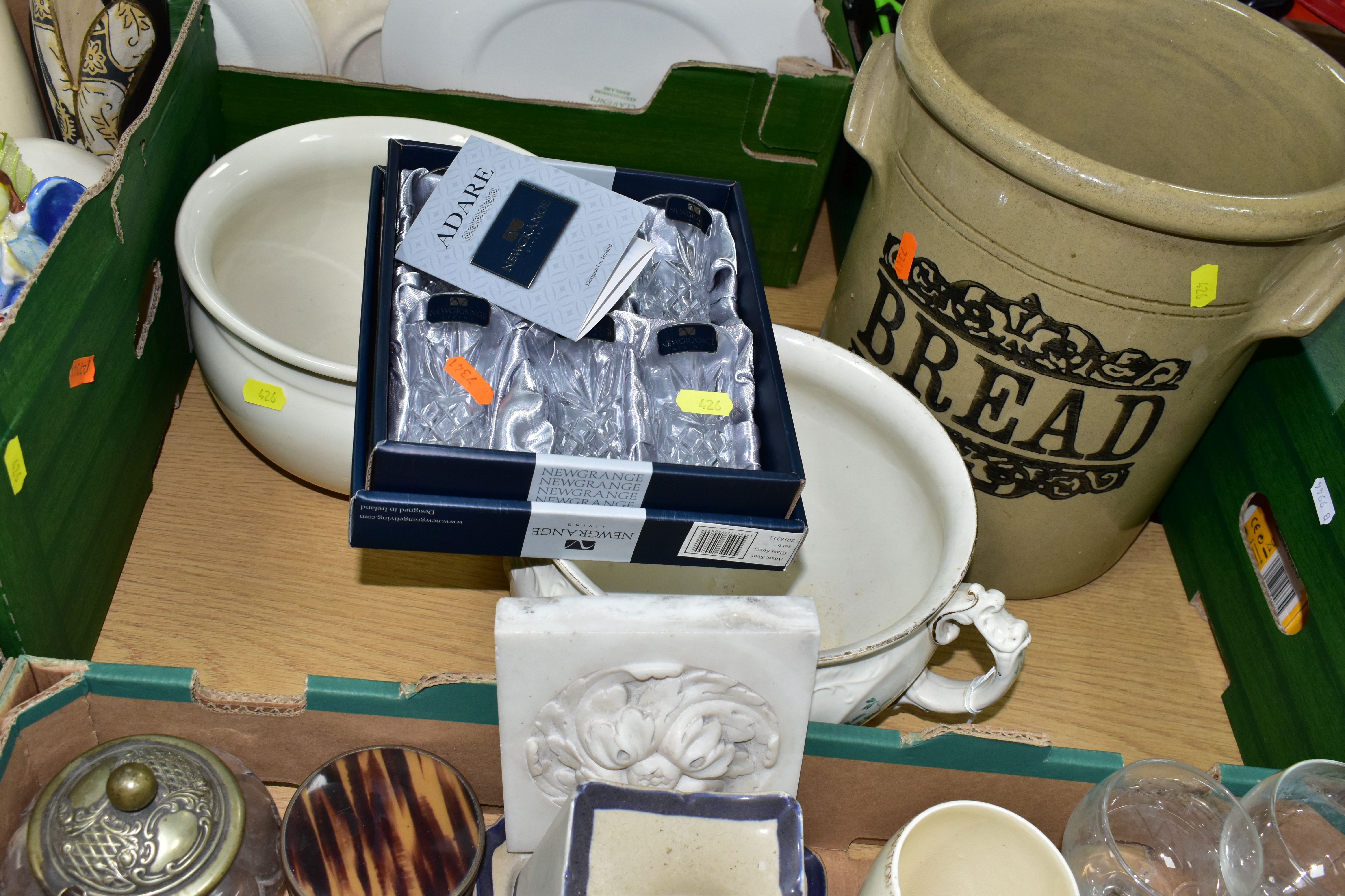 THREE BOXES AND LOOSE CERAMICS AND GLASS WARES, to include a blue dipped Wedgwood Jasperware hair - Bild 3 aus 6