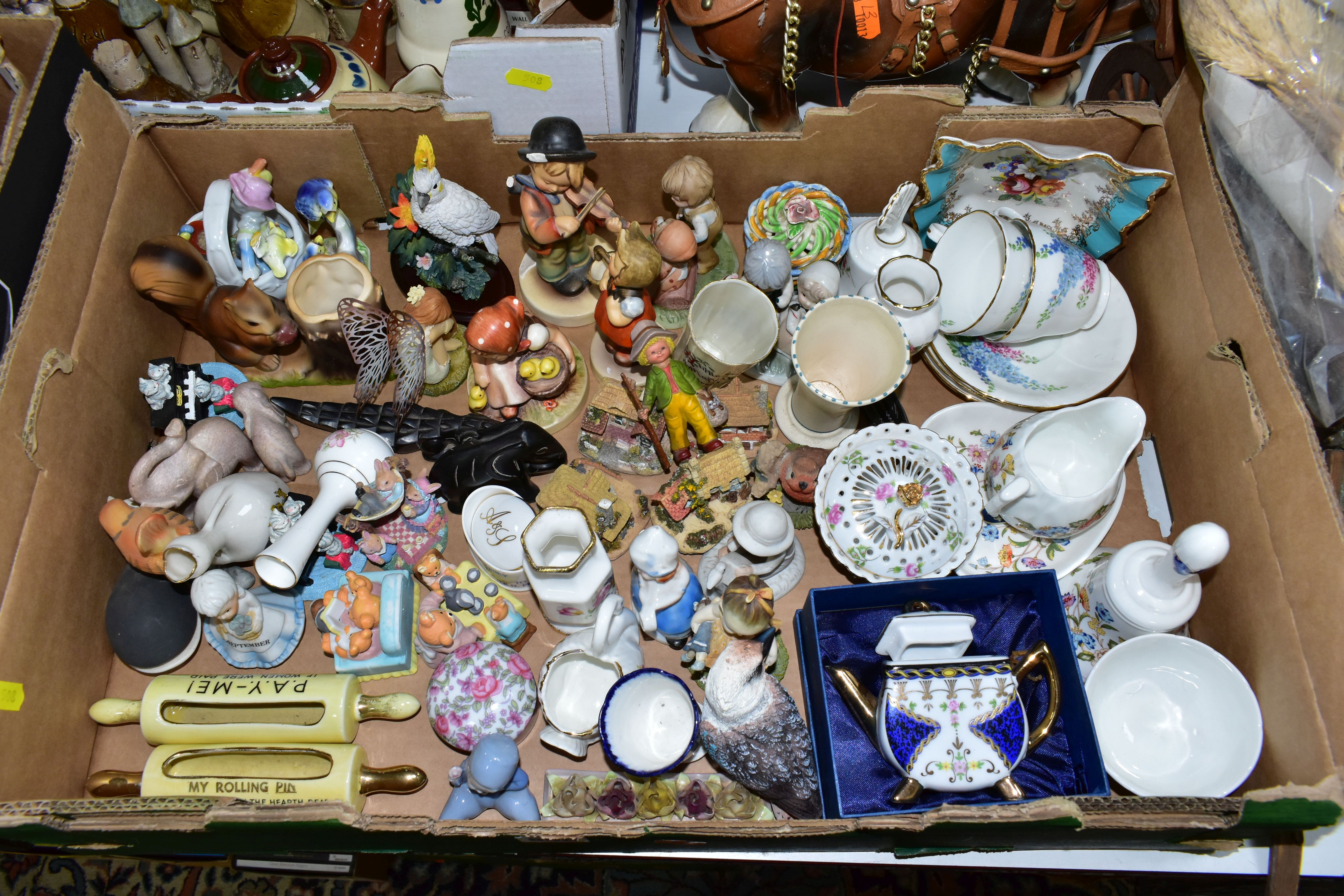 THREE BOXES OF CERAMIC ORNAMENTS AND CABINET PLATES, to include two ceramic Shire horses with wooden - Bild 3 aus 6