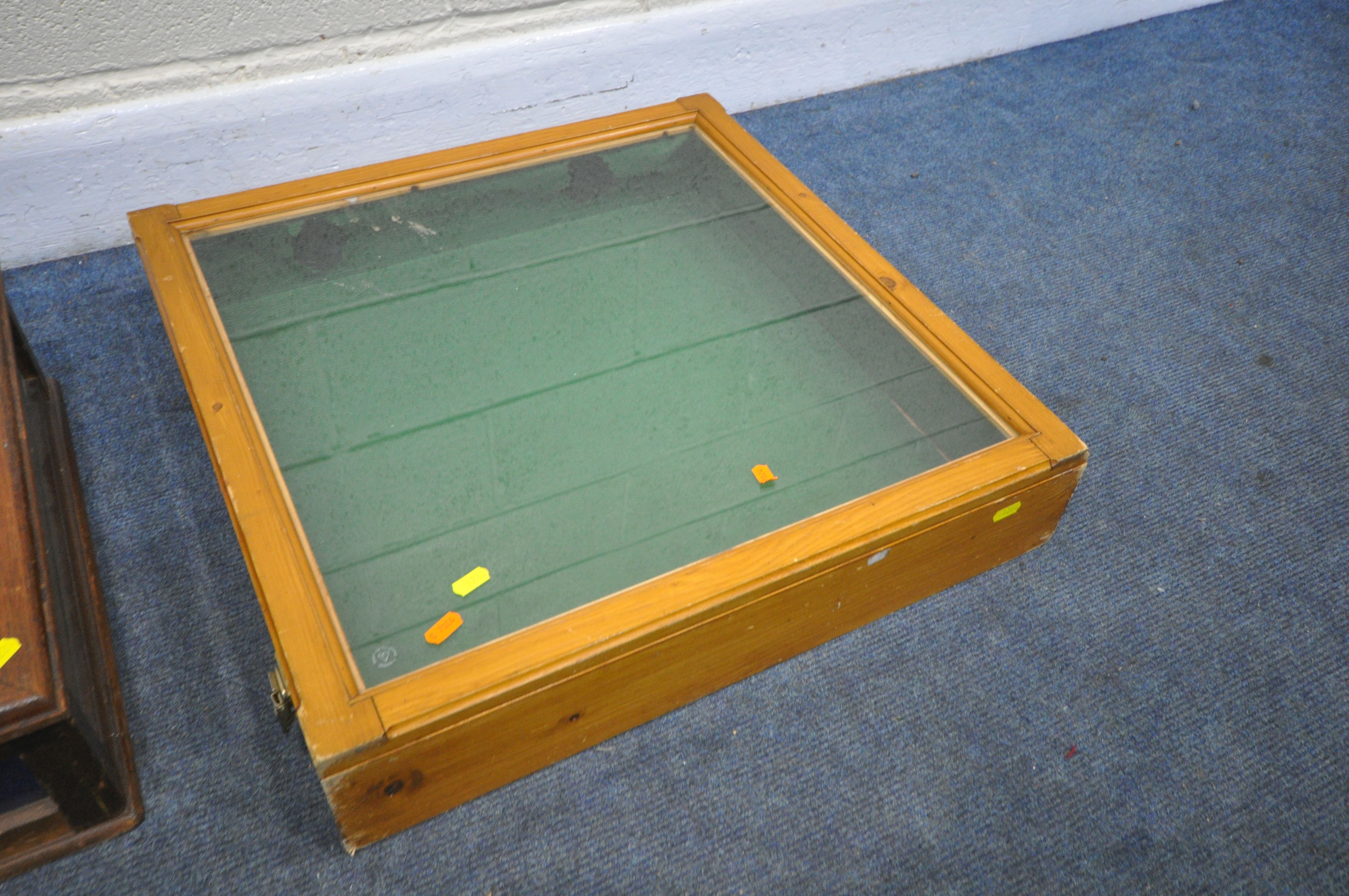 AN EARLY 20TH CENTURY MAHOGANY TABLE TOP DISPLAY CASE, width 59cm x depth 46cm x height 15cm, and - Image 3 of 3