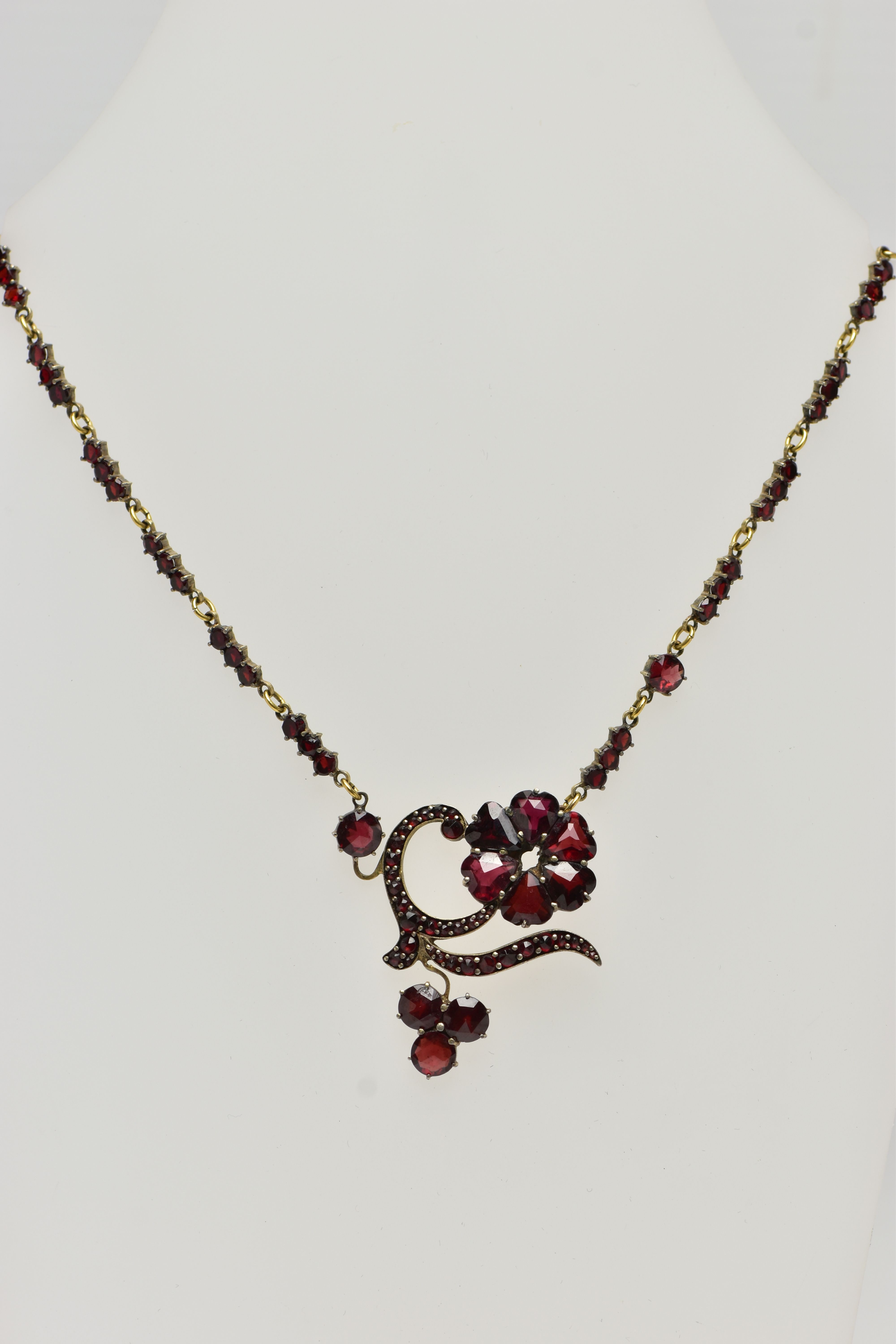 A YELLOW METAL DIAMOND AND SAPPHIRE FIVE STONE RING AND A GARNET NECKLACE, the ring designed with - Image 7 of 12